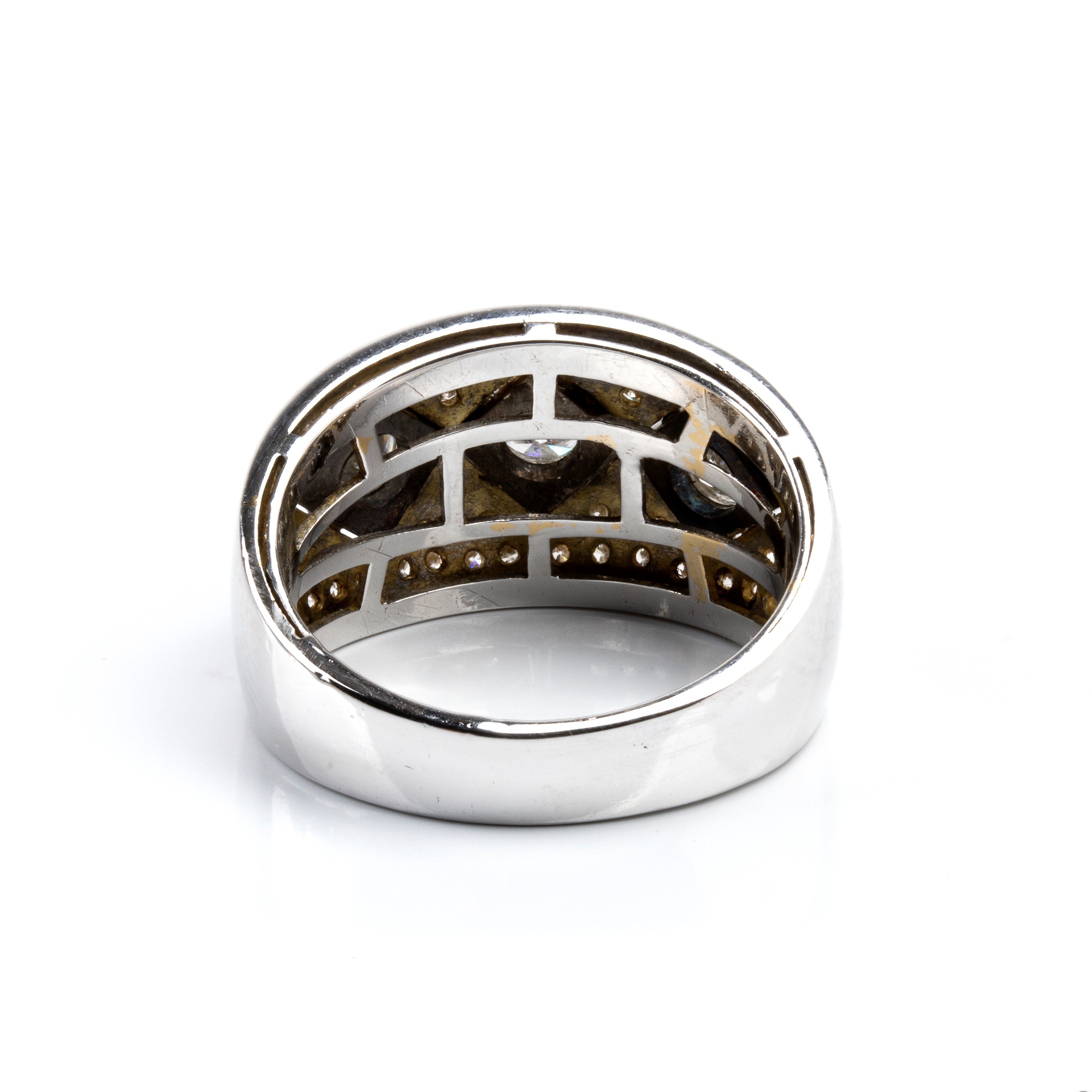Anello a fascia in oro bianco 18k con pavè di diamanti