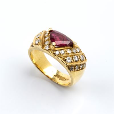 Anello in oro giallo 18k con rubino triangolare e diamanti