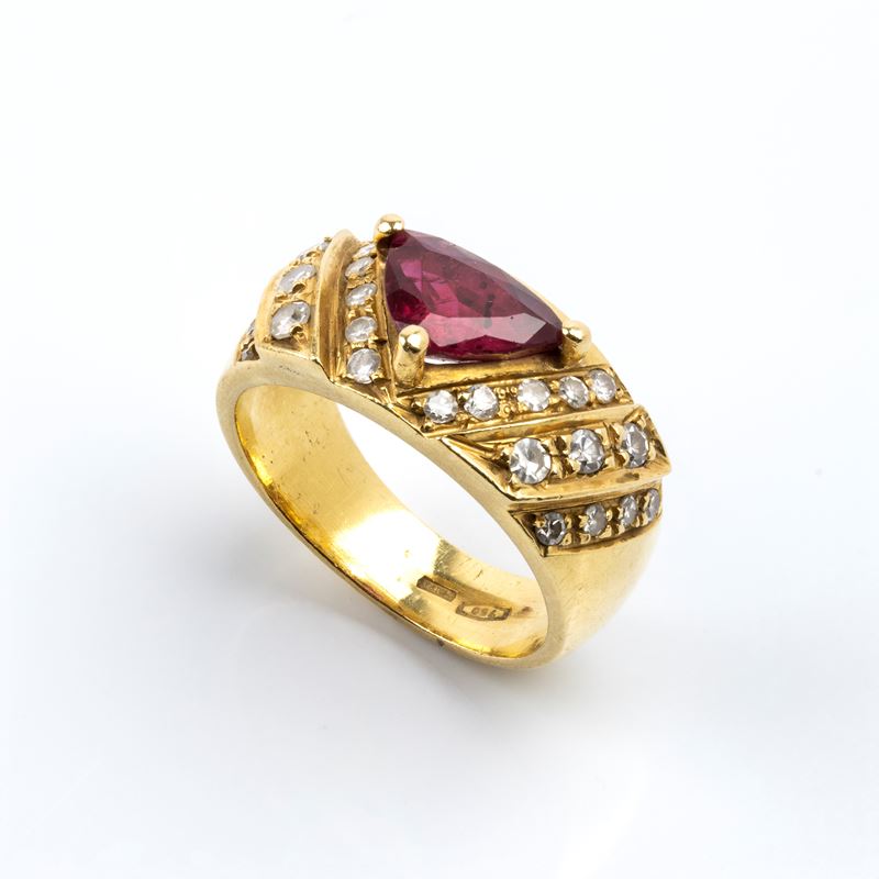 Anello in oro giallo 18k con rubino triangolare e diamanti