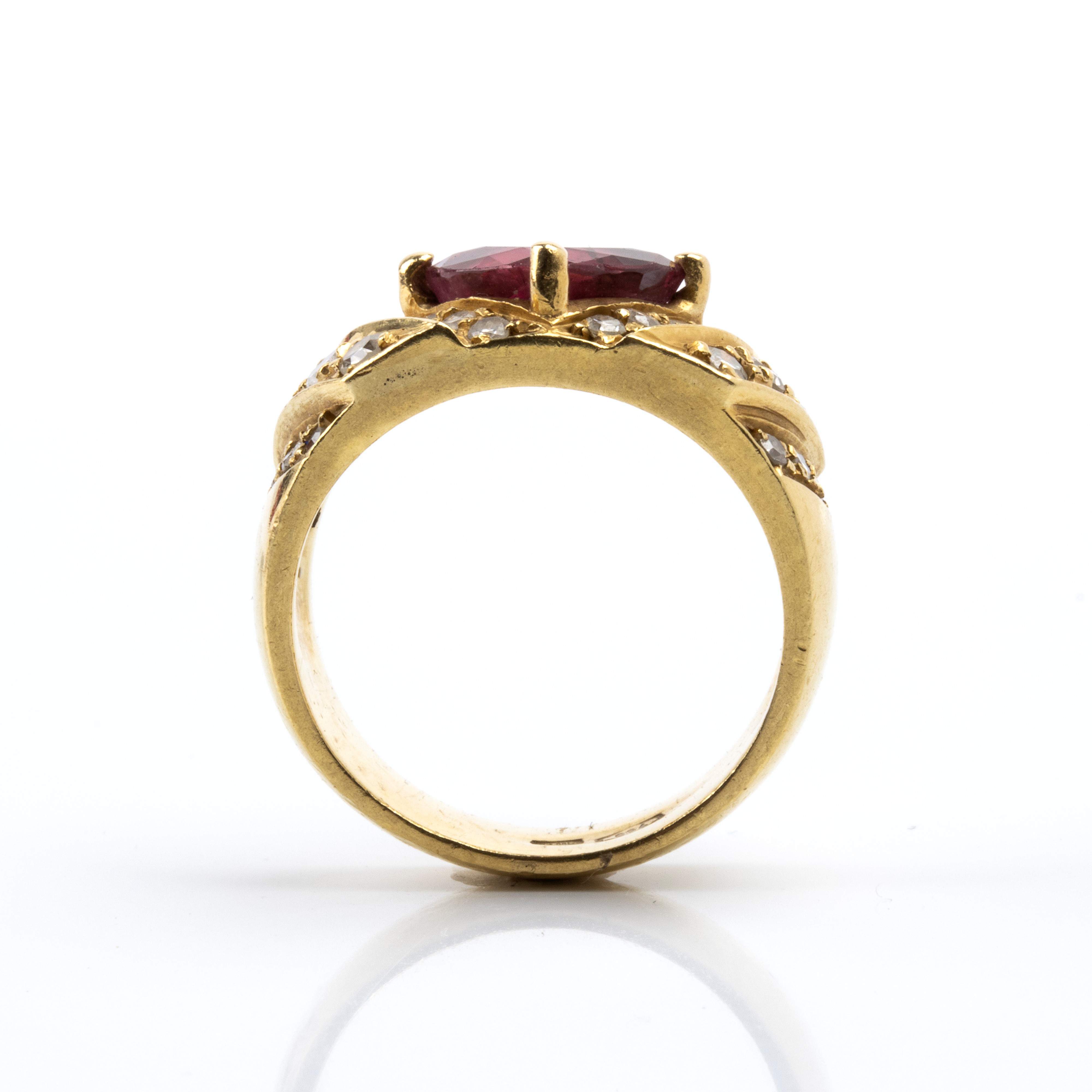 Anello in oro giallo 18k con rubino triangolare e diamanti
