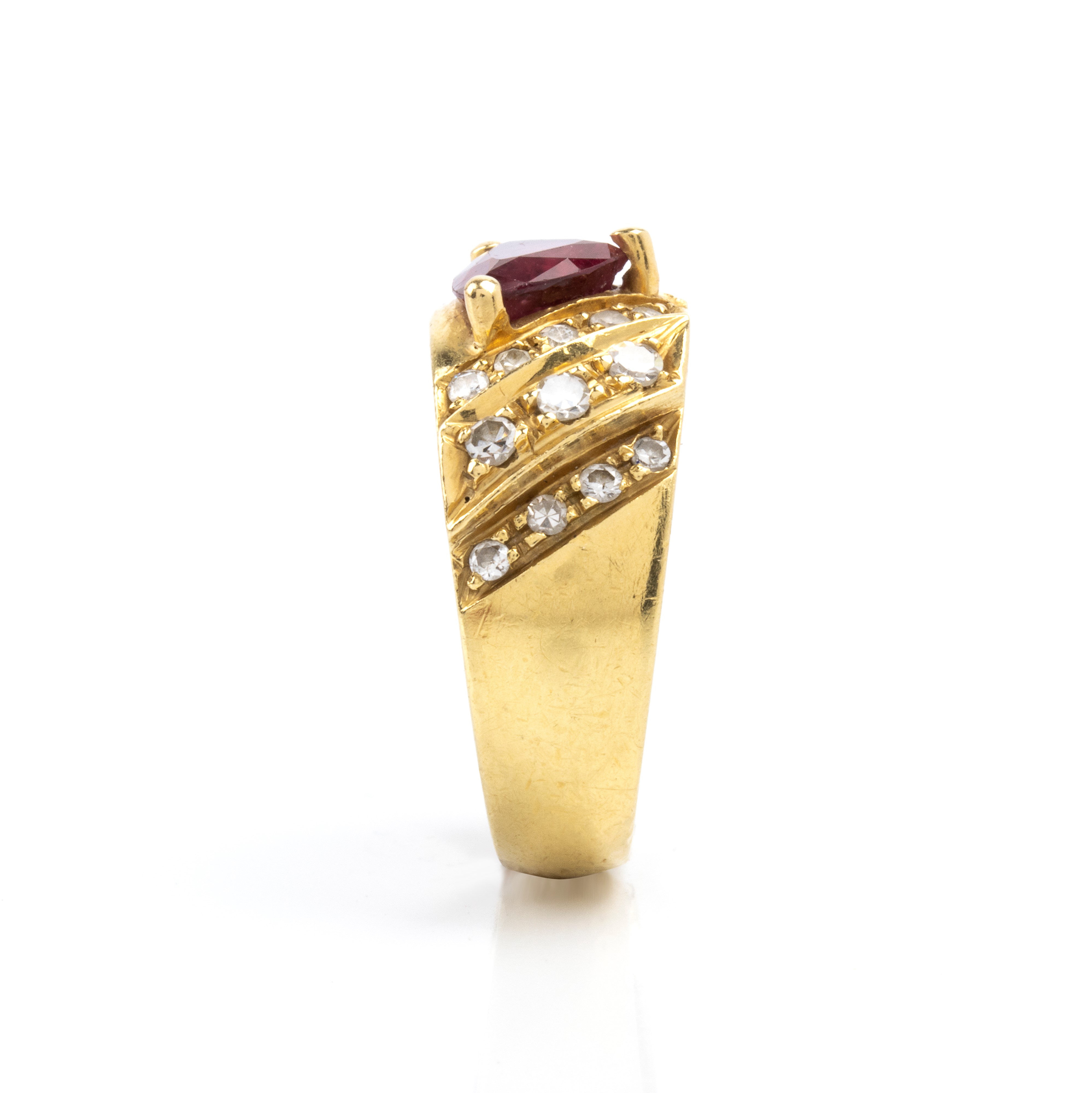 Anello in oro giallo 18k con rubino triangolare e diamanti