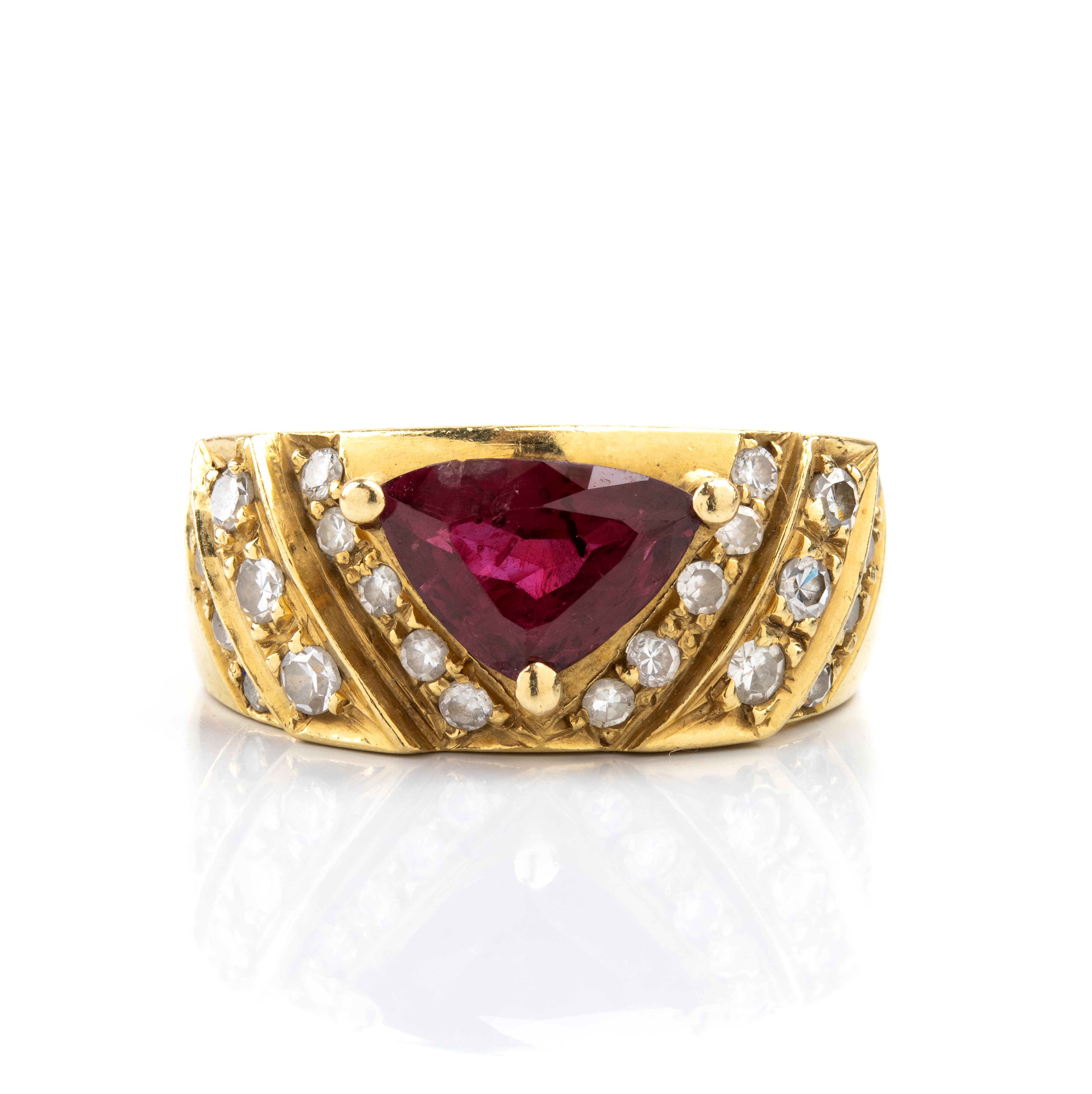 Anello in oro giallo 18k con rubino triangolare e diamanti