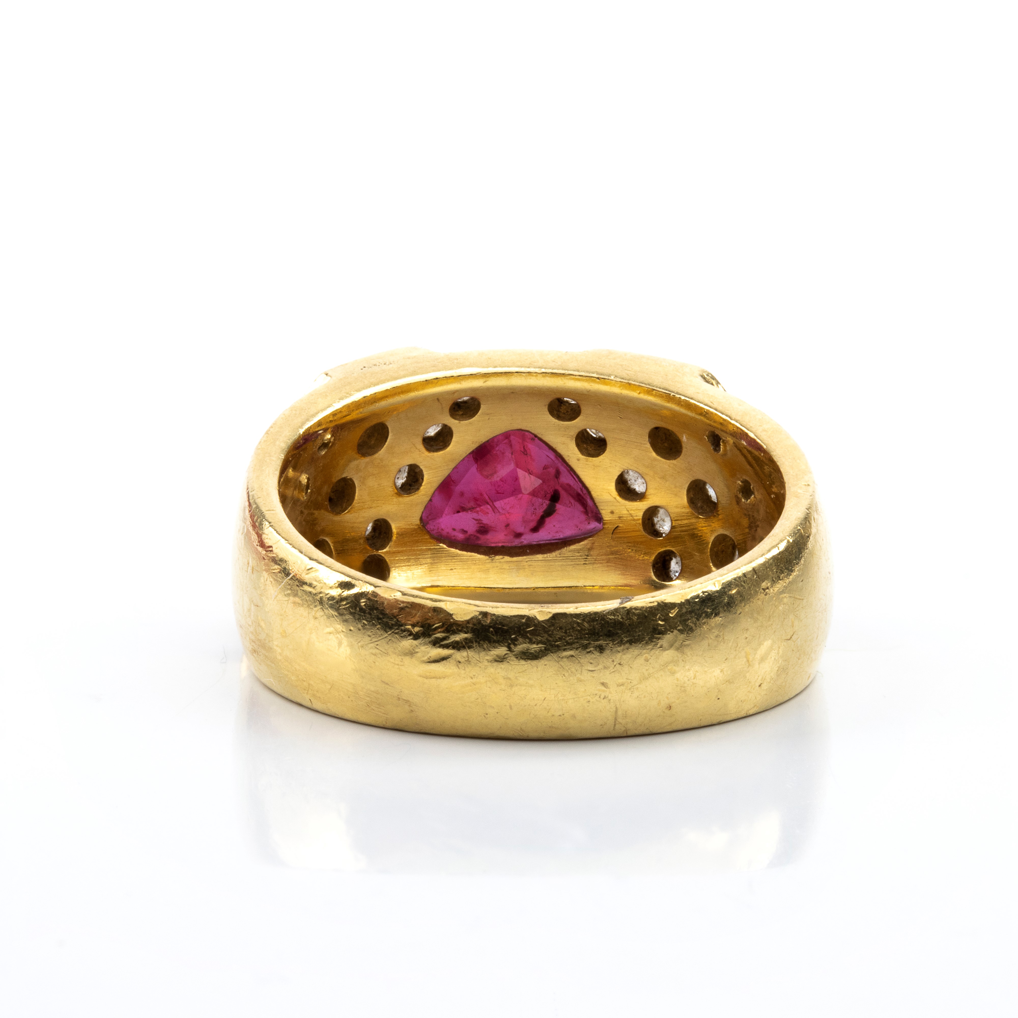 Anello in oro giallo 18k con rubino triangolare e diamanti