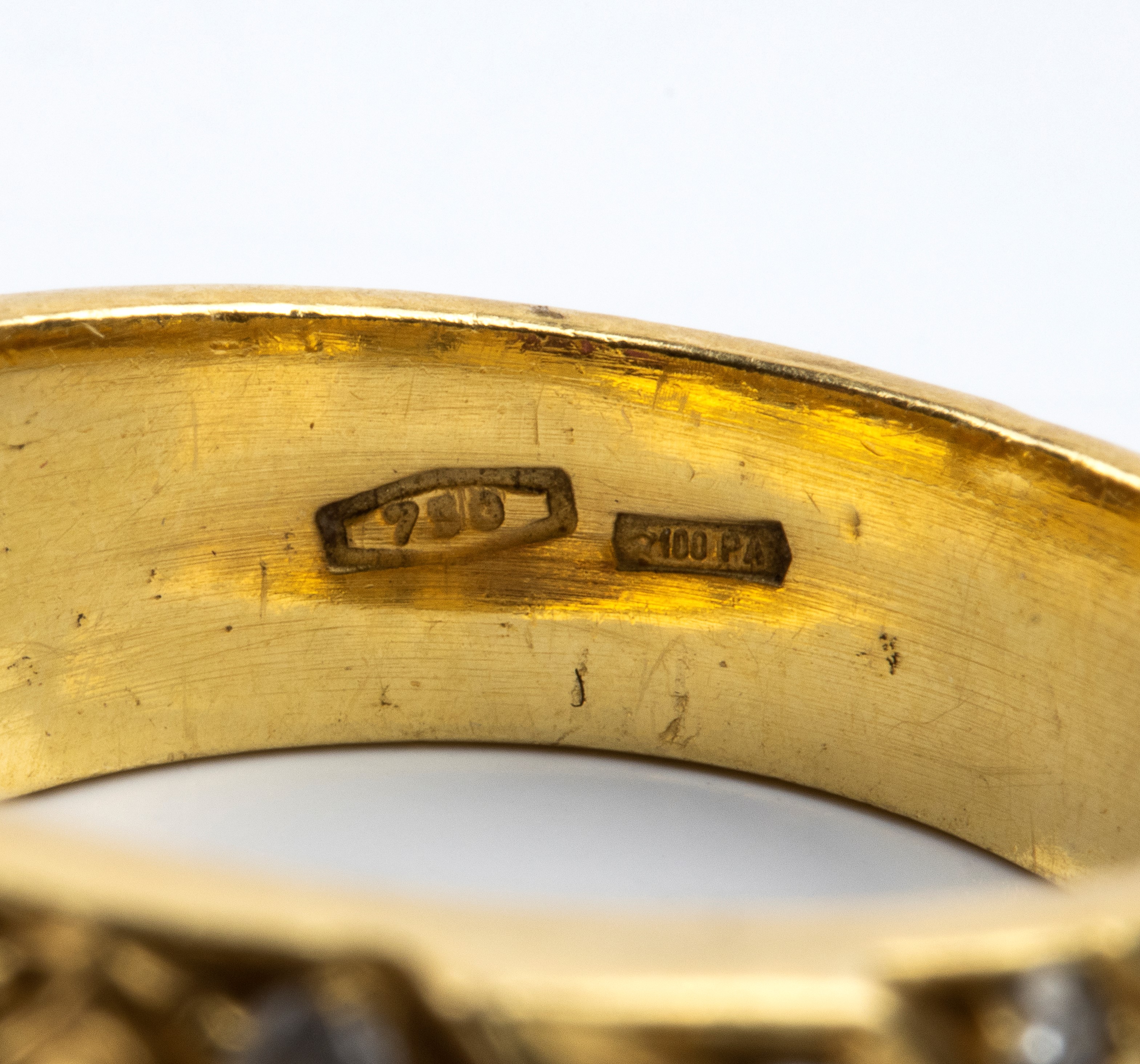 Anello in oro giallo 18k con rubino triangolare e diamanti