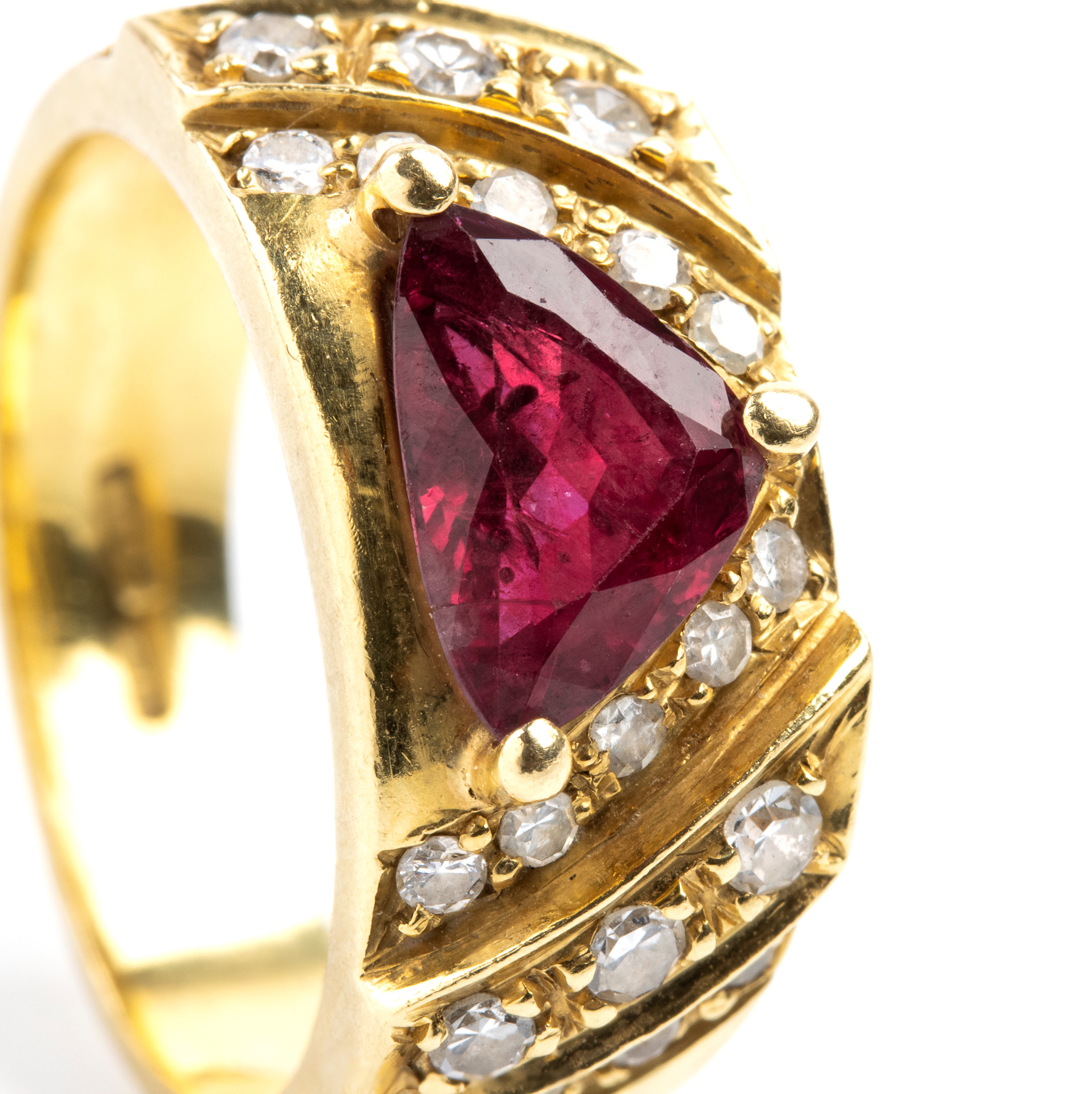 Anello in oro giallo 18k con rubino triangolare e diamanti