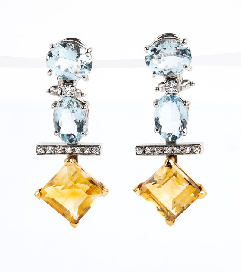 Orecchini, oro bianco 18k con acquemarine, quarzo citrino e diamanti (circa 0,25 ct tot.)