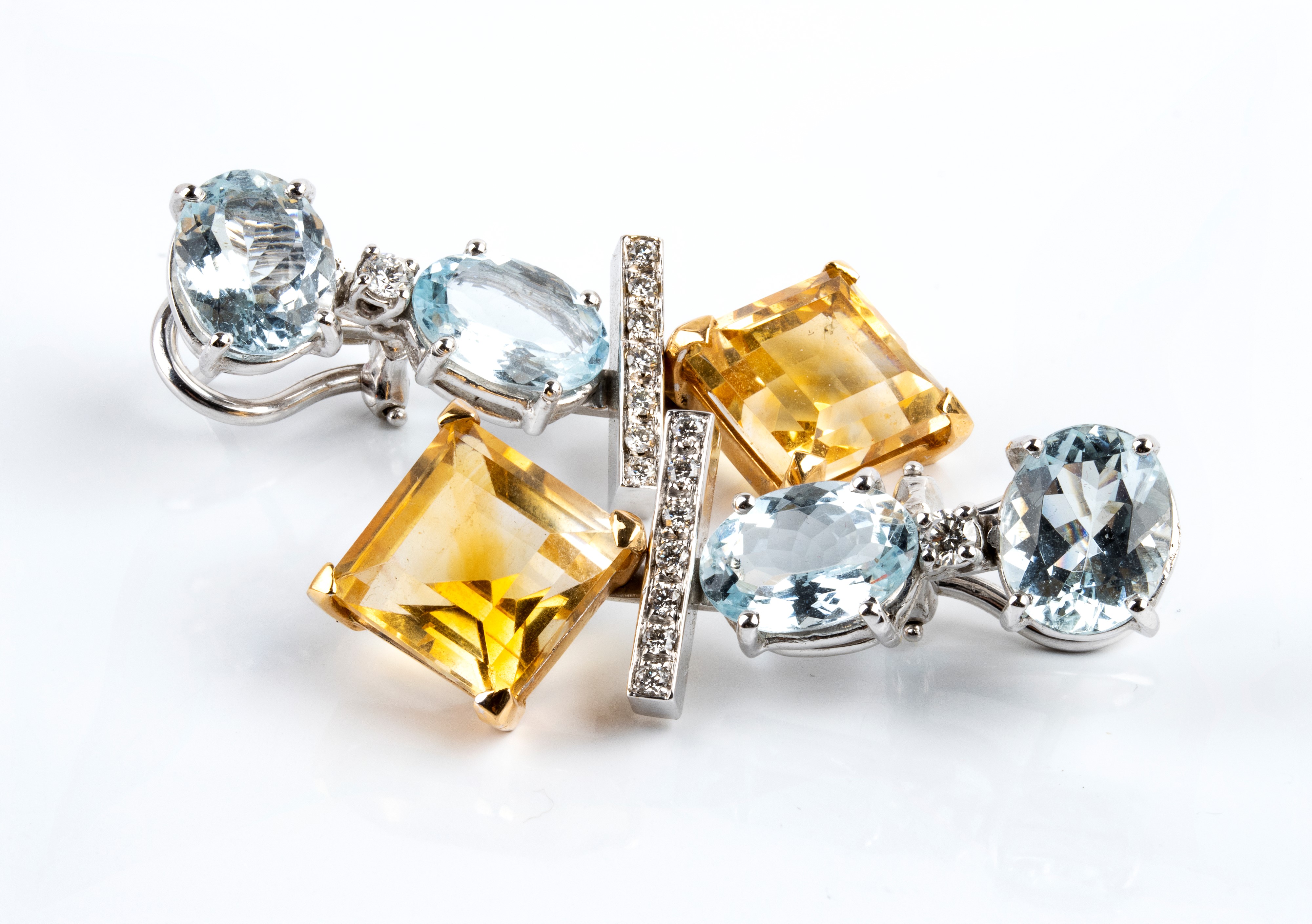 Orecchini, oro bianco 18k con acquemarine, quarzo citrino e diamanti (circa 0,25 ct tot.)