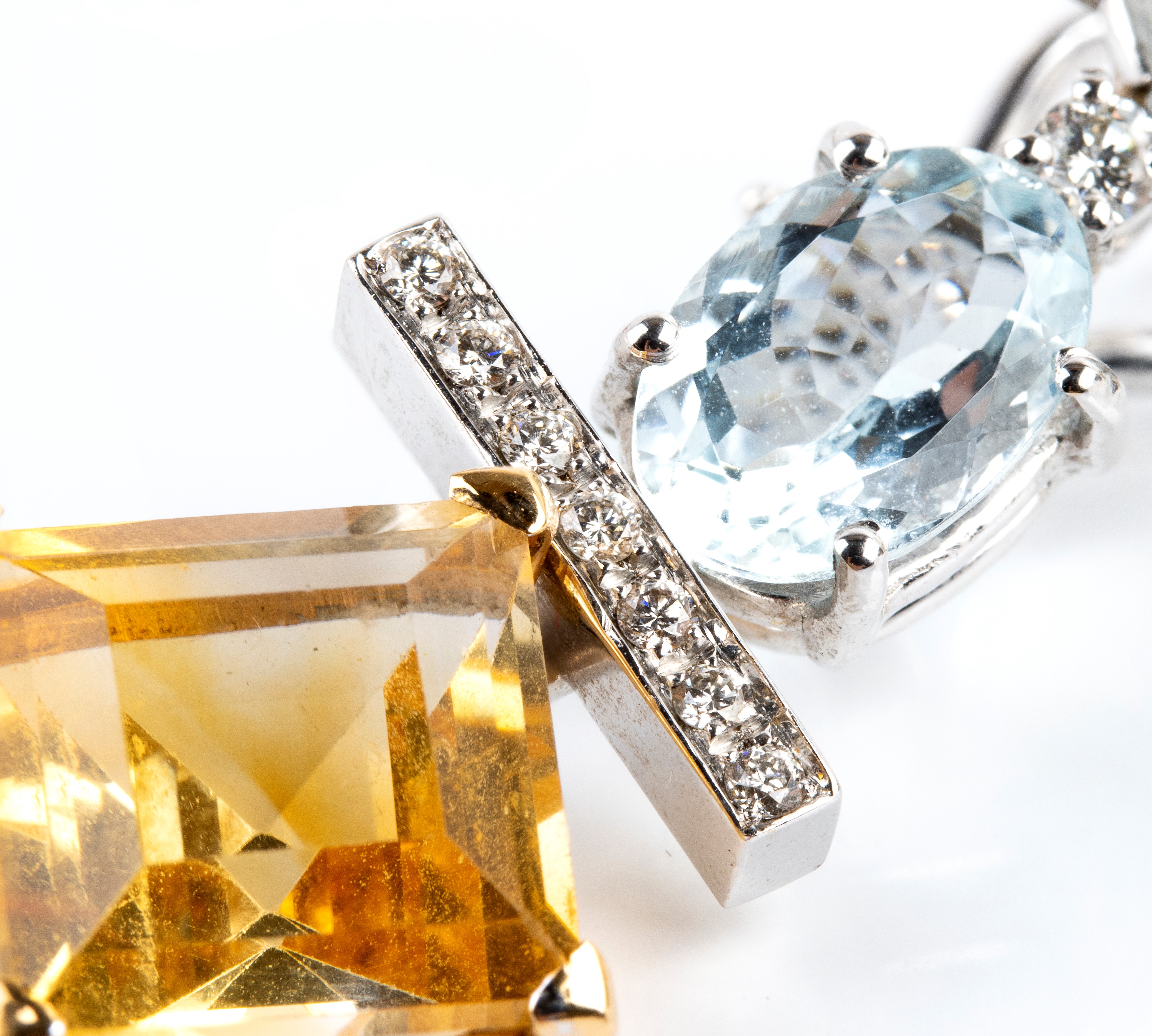 Orecchini, oro bianco 18k con acquemarine, quarzo citrino e diamanti (circa 0,25 ct tot.)