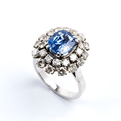 Francia, Anello in oro bianco 18k con zaffiro Ceylon e diamanti (XX secolo)