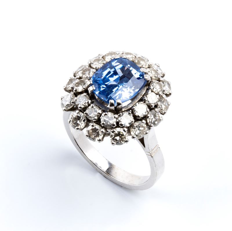 Francia, Anello in oro bianco 18k con zaffiro Ceylon e diamanti (XX secolo)