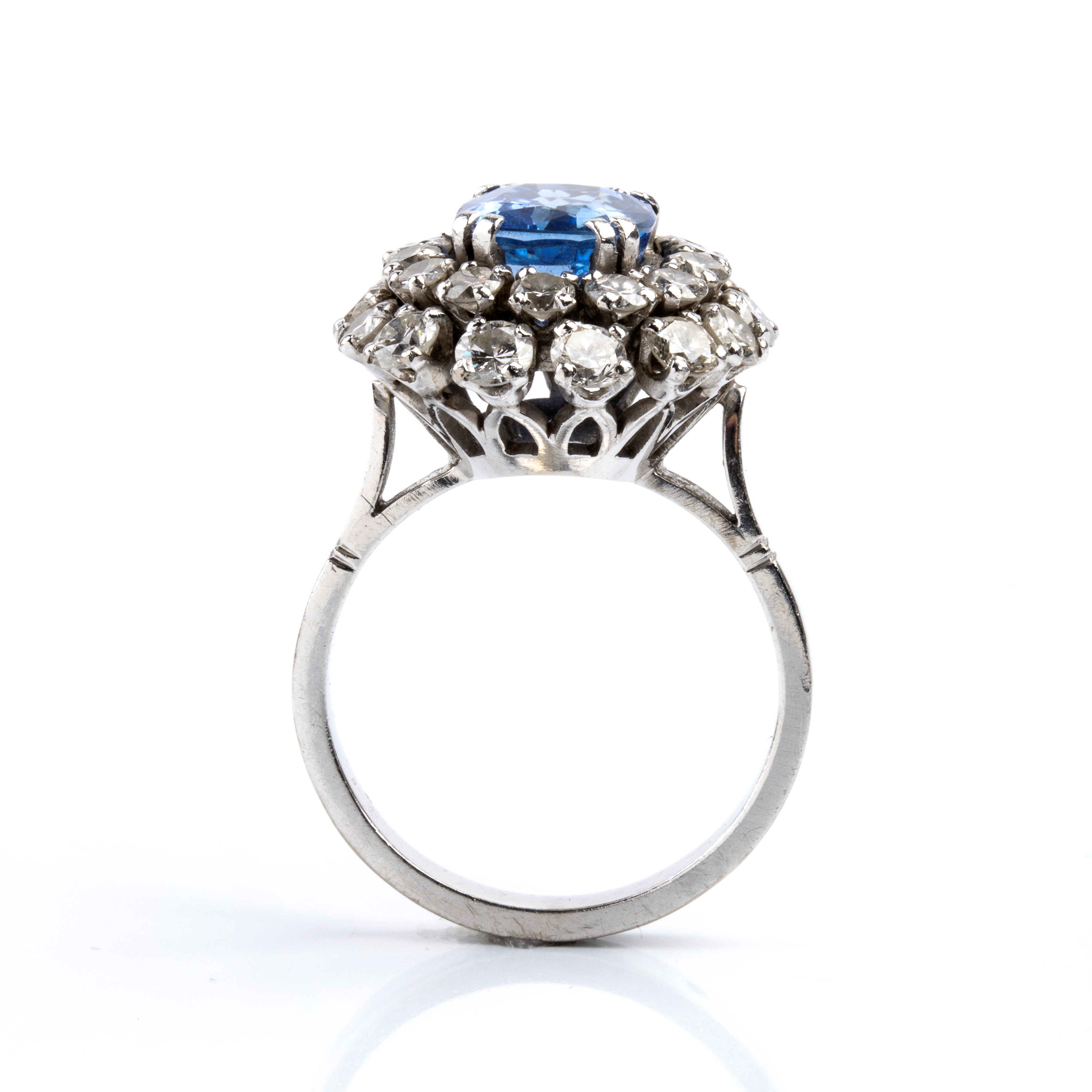 Francia, Anello in oro bianco 18k con zaffiro Ceylon e diamanti (XX secolo)