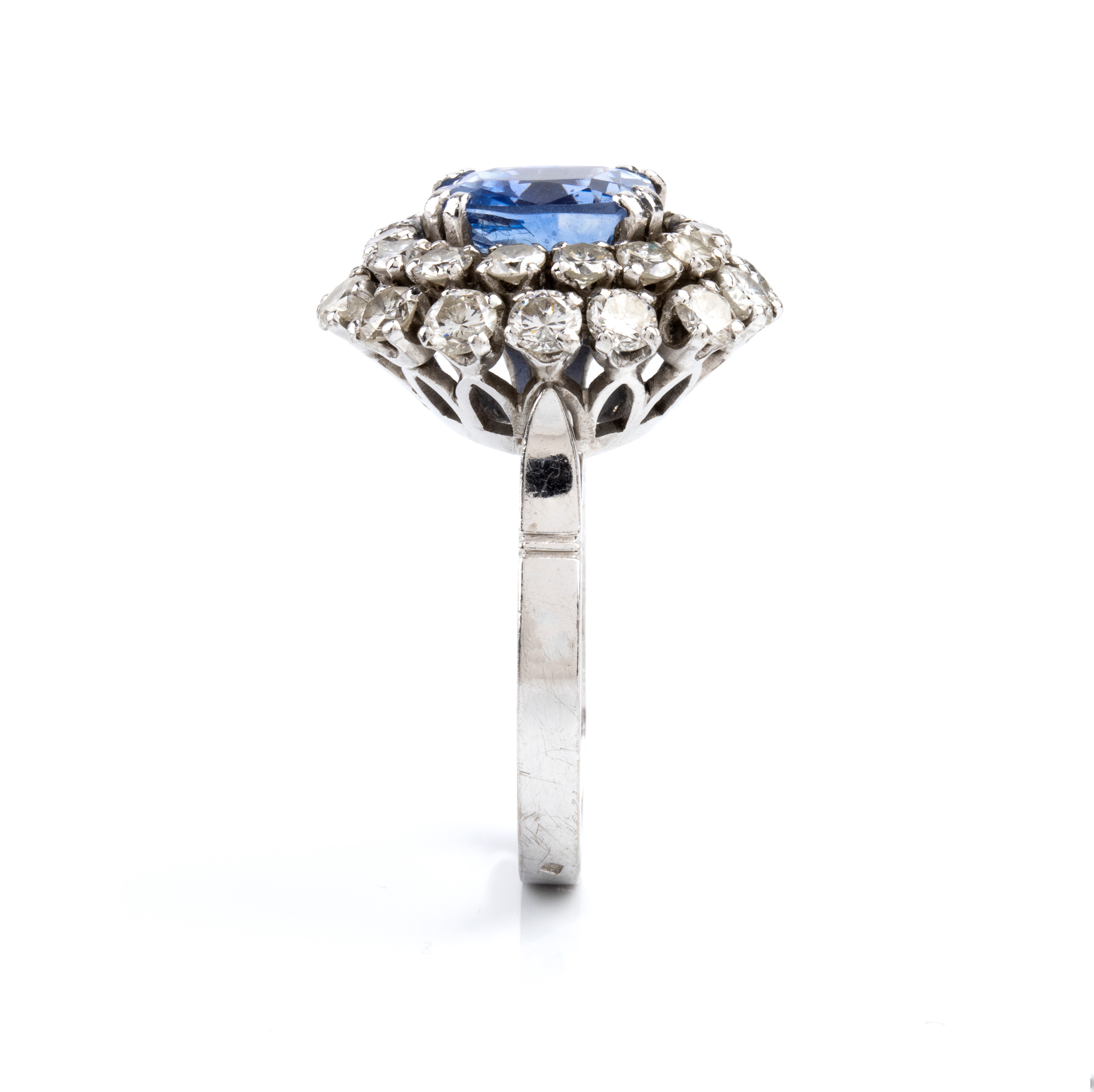 Francia, Anello in oro bianco 18k con zaffiro Ceylon e diamanti (XX secolo)