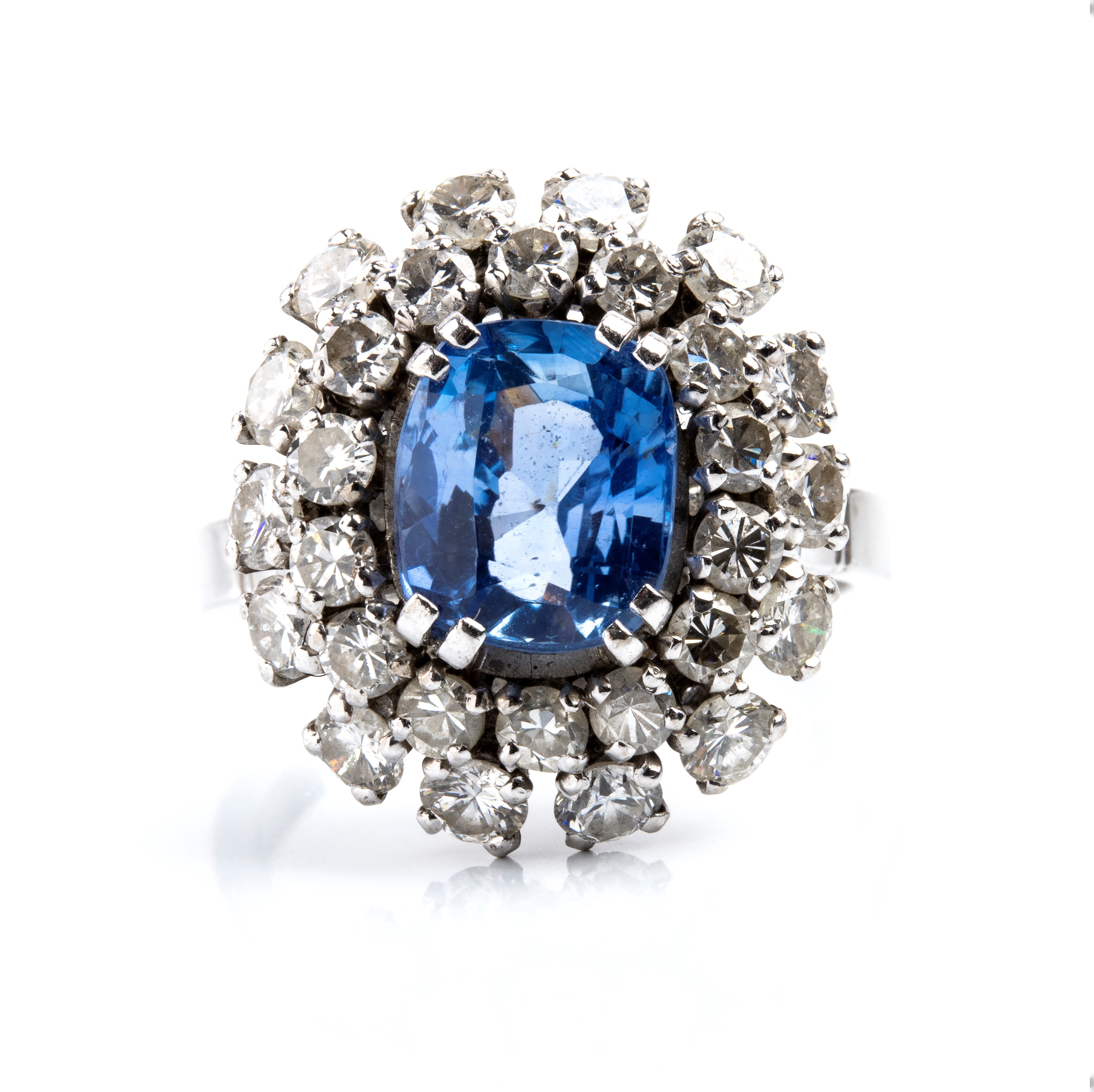 Francia, Anello in oro bianco 18k con zaffiro Ceylon e diamanti (XX secolo)