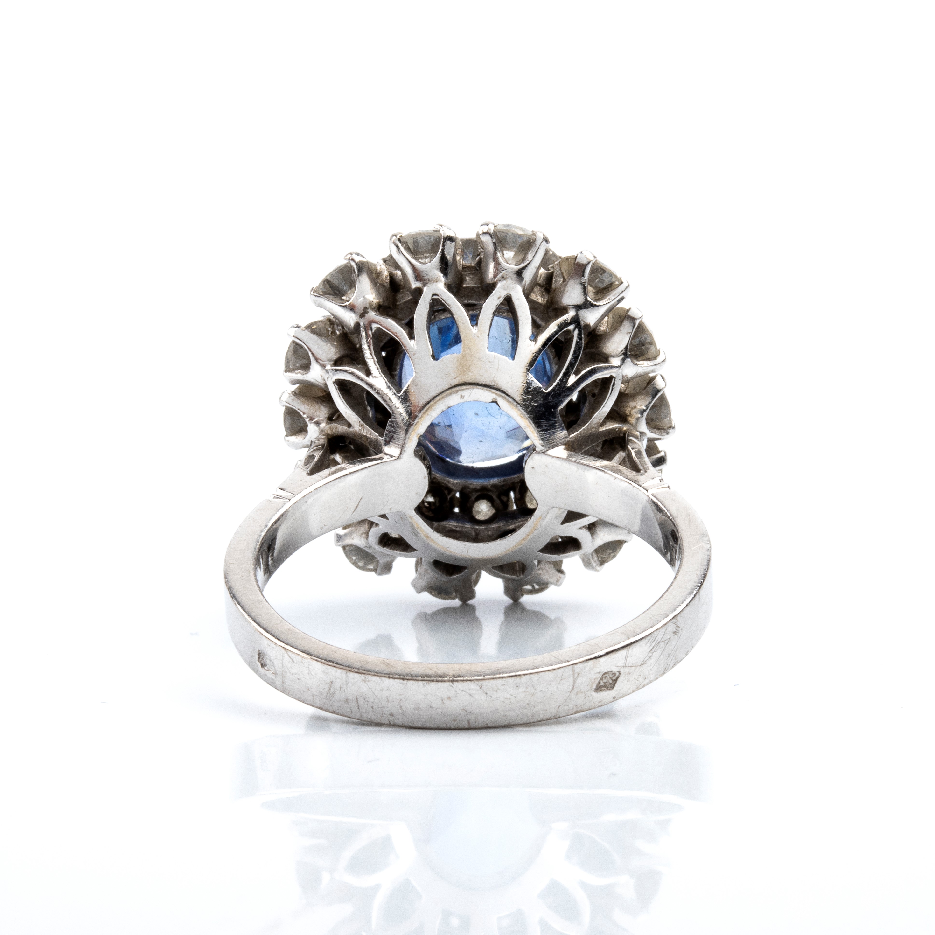Francia, Anello in oro bianco 18k con zaffiro Ceylon e diamanti (XX secolo)