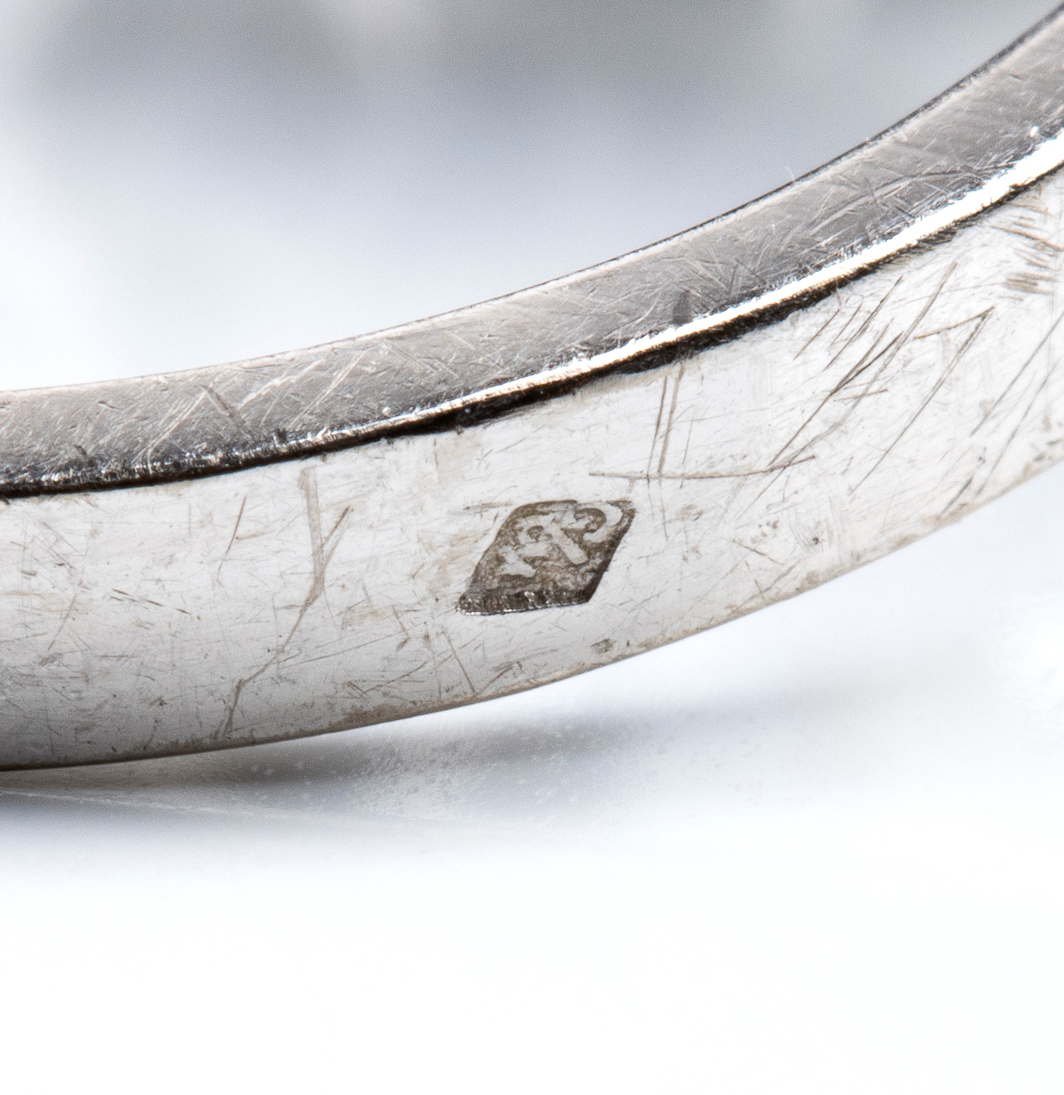 Francia, Anello in oro bianco 18k con zaffiro Ceylon e diamanti (XX secolo)
