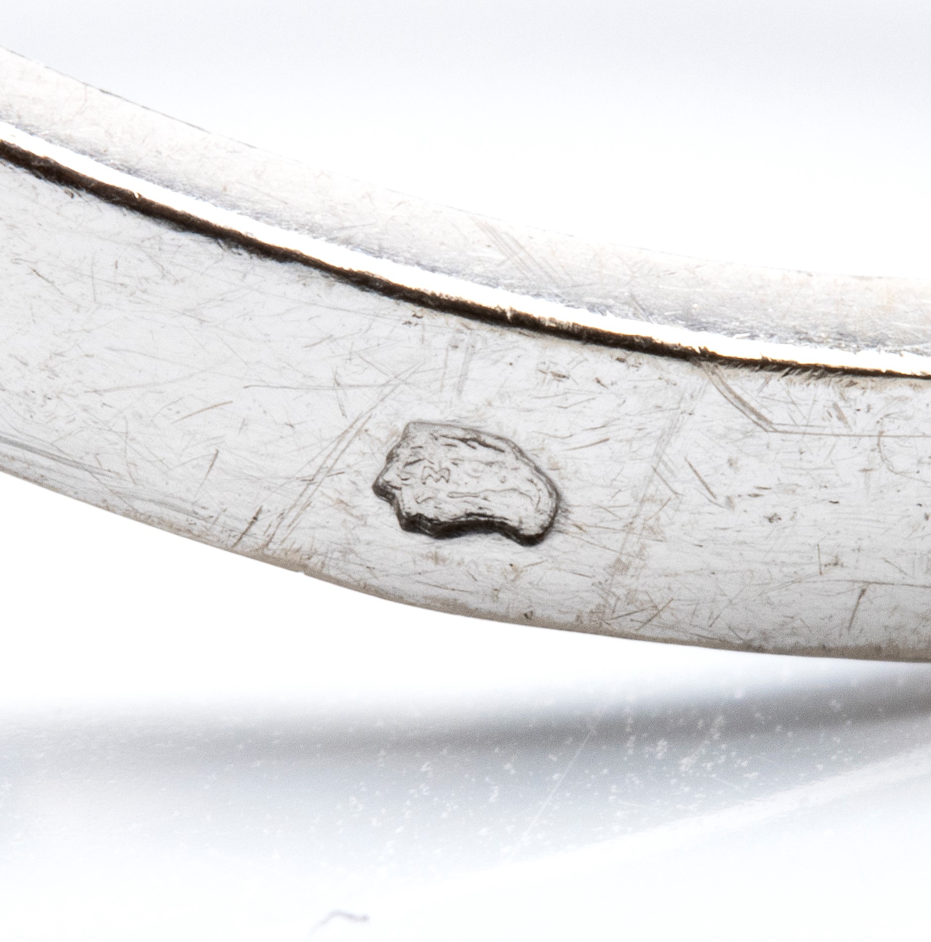 Francia, Anello in oro bianco 18k con zaffiro Ceylon e diamanti (XX secolo)