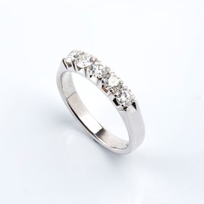 Anello veretta in oro bianco 18k con cinque diamanti rotondi a taglio brillante