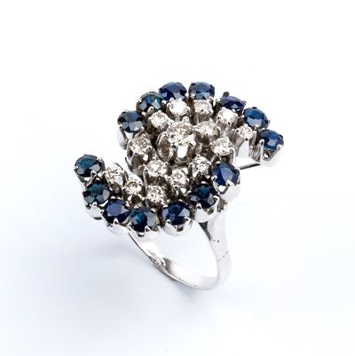 Anello, oro bianco con diamanti e zaffiri