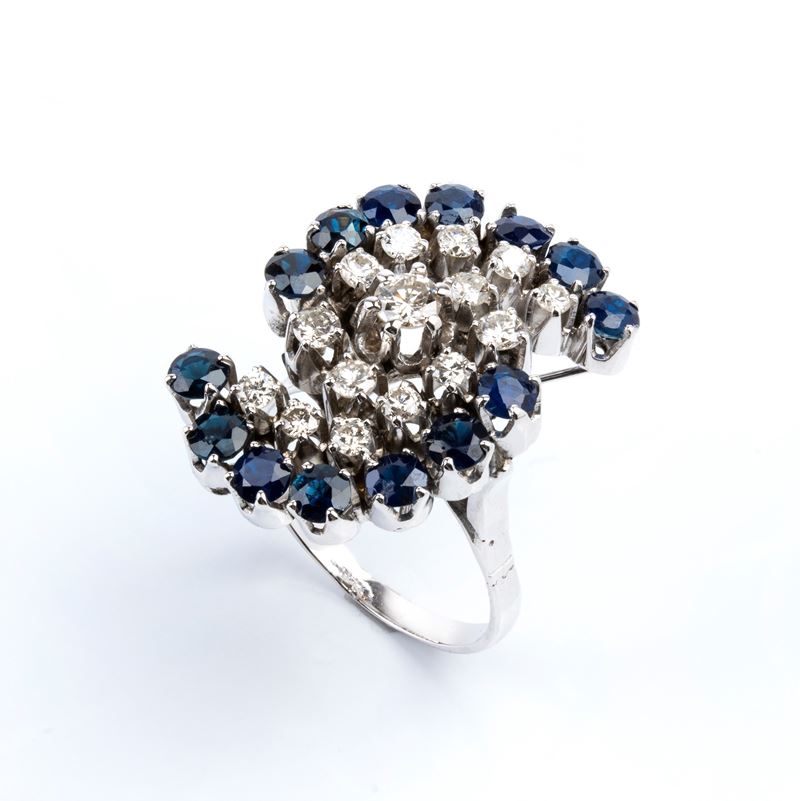 Anello, oro bianco con diamanti e zaffiri