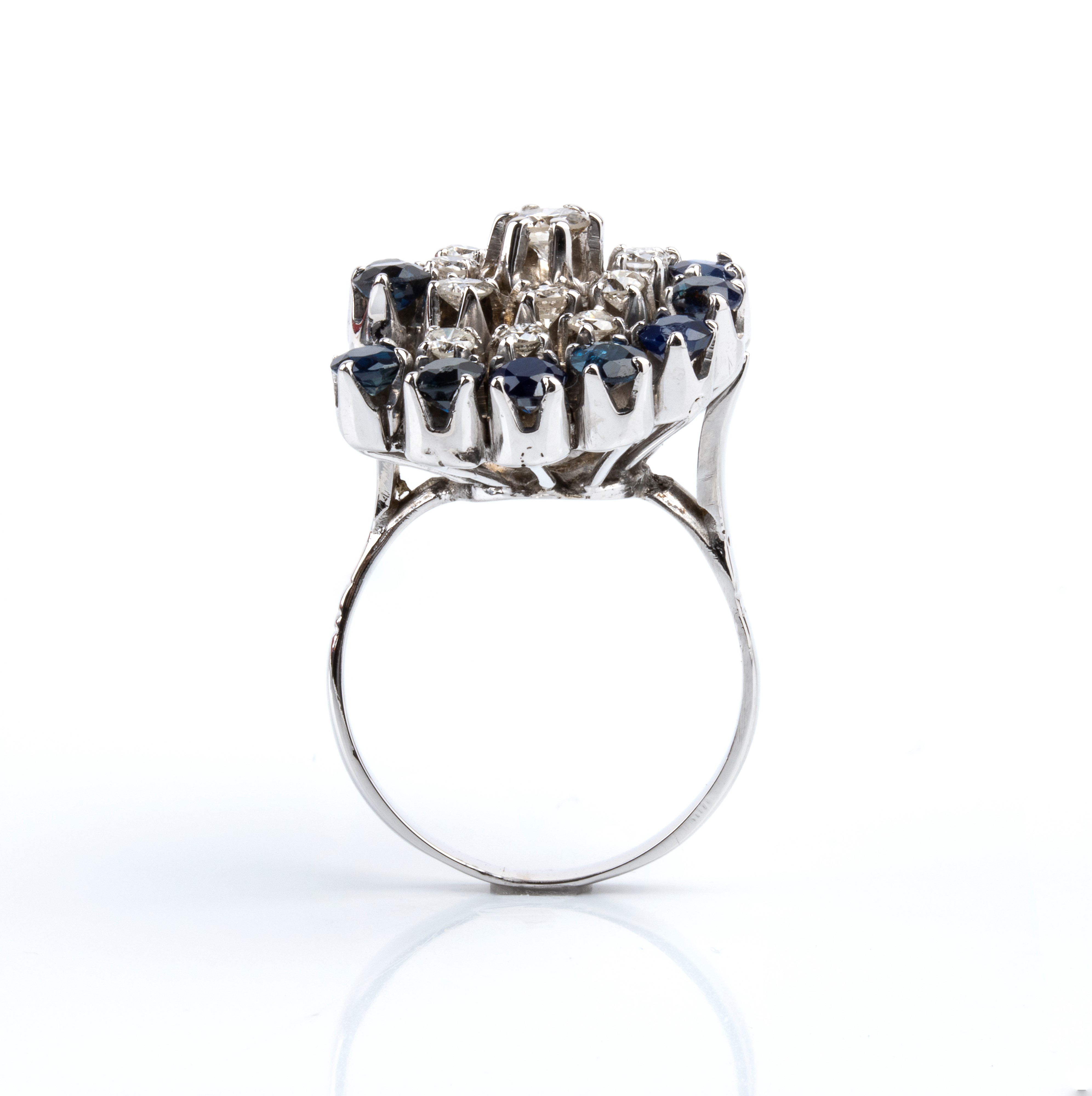 Anello, oro bianco con diamanti e zaffiri