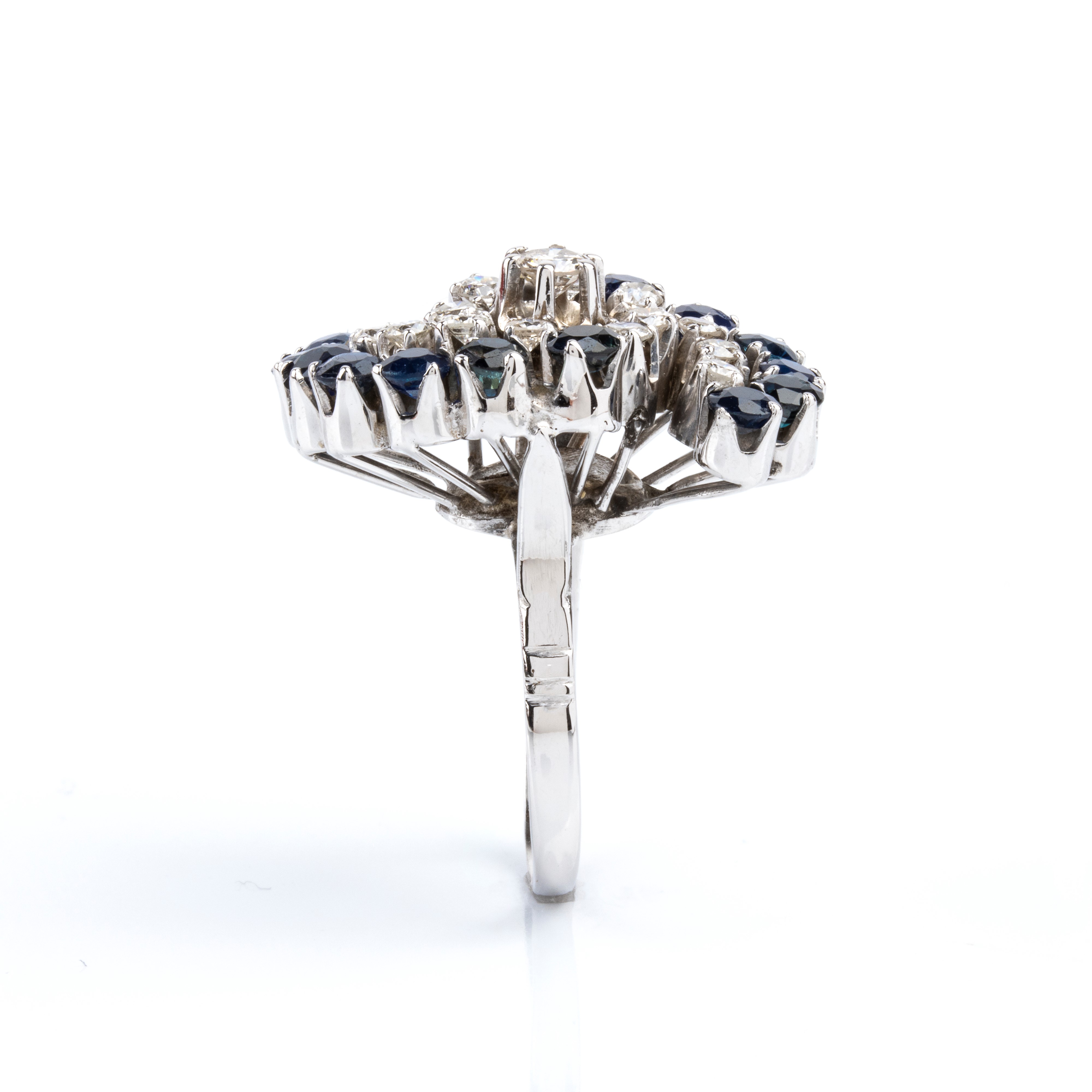 Anello, oro bianco con diamanti e zaffiri
