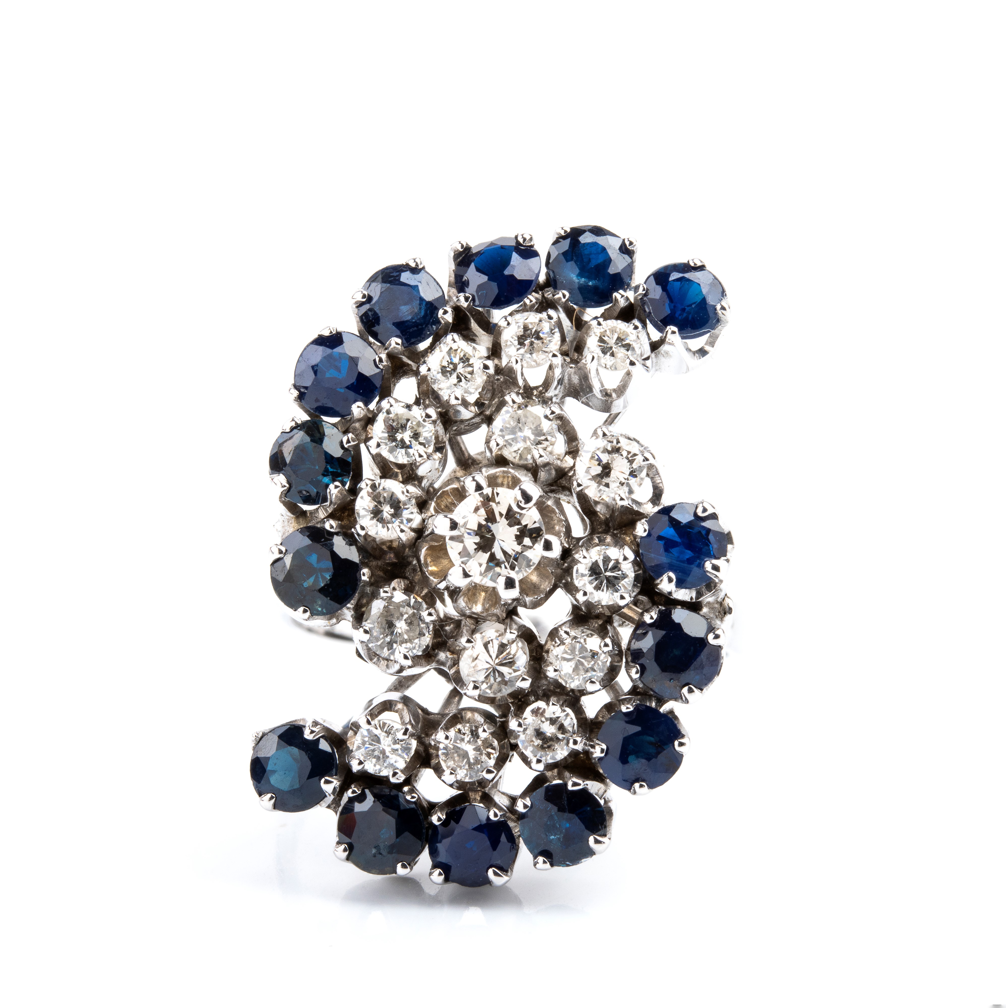 Anello, oro bianco con diamanti e zaffiri