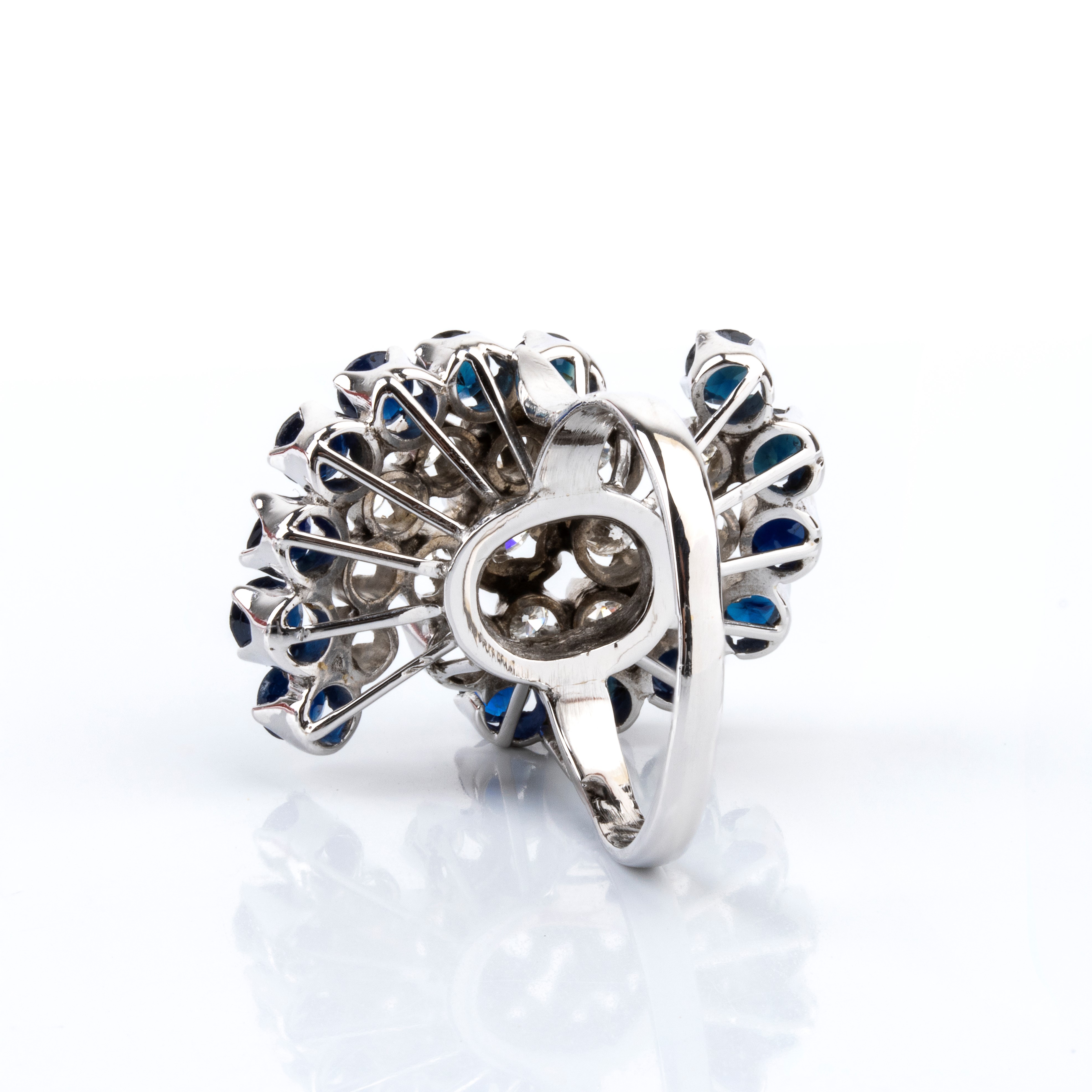 Anello, oro bianco con diamanti e zaffiri