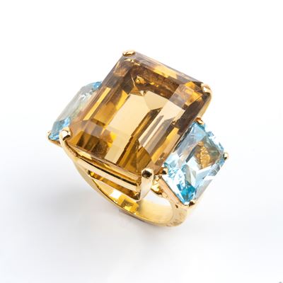 Anello a fascia in oro 18k con quarzo fumé e coppia di topazi azzurri