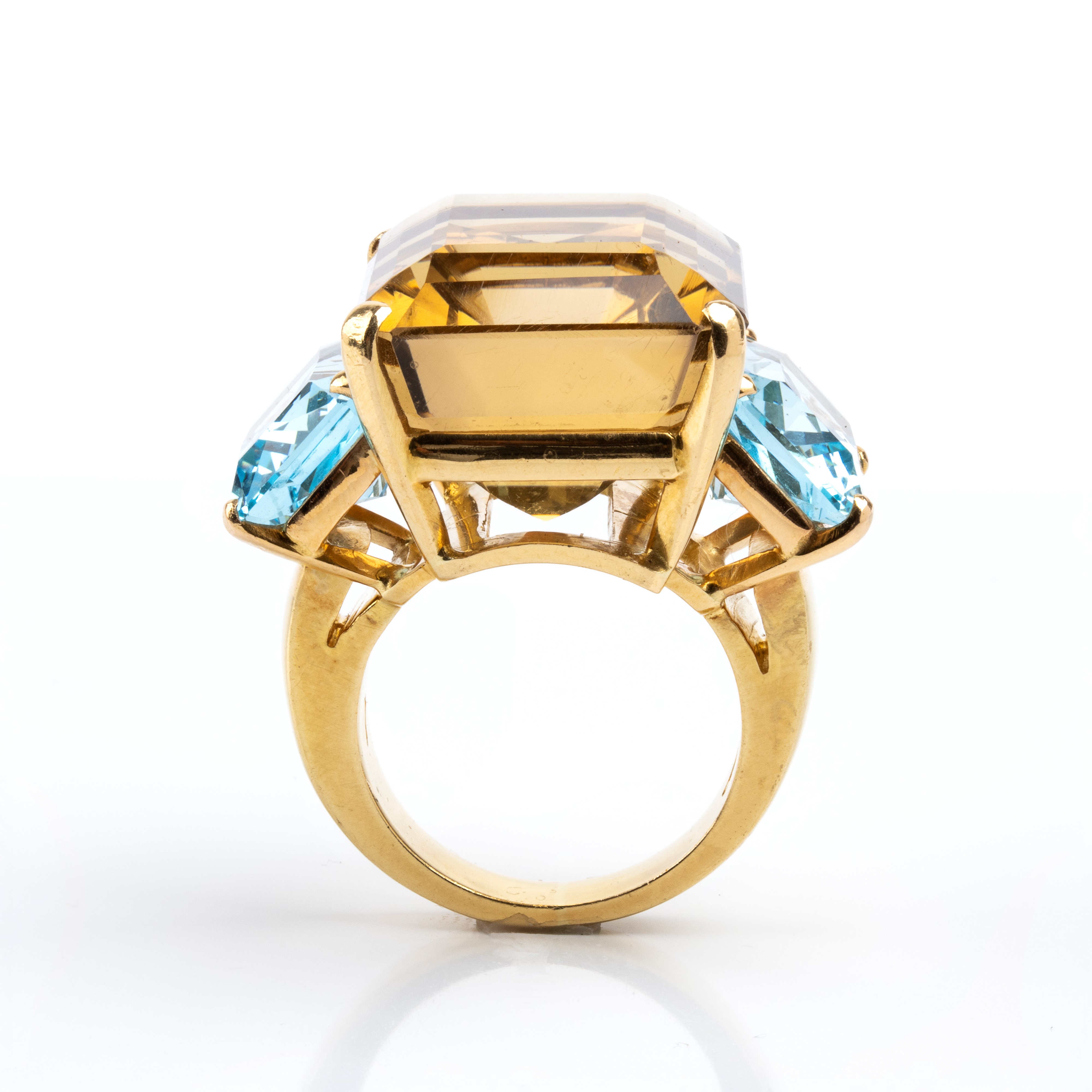Anello a fascia in oro 18k con quarzo fumé e coppia di topazi azzurri