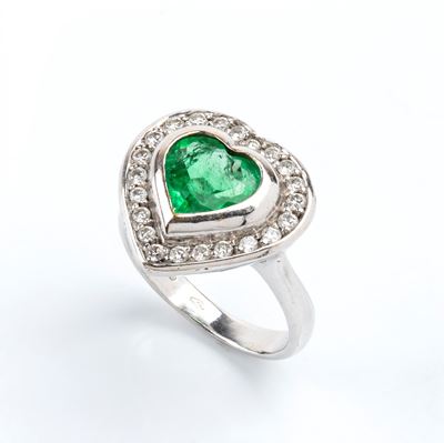 Anello, oro bianco 18k con smeraldo a cuore e diamanti