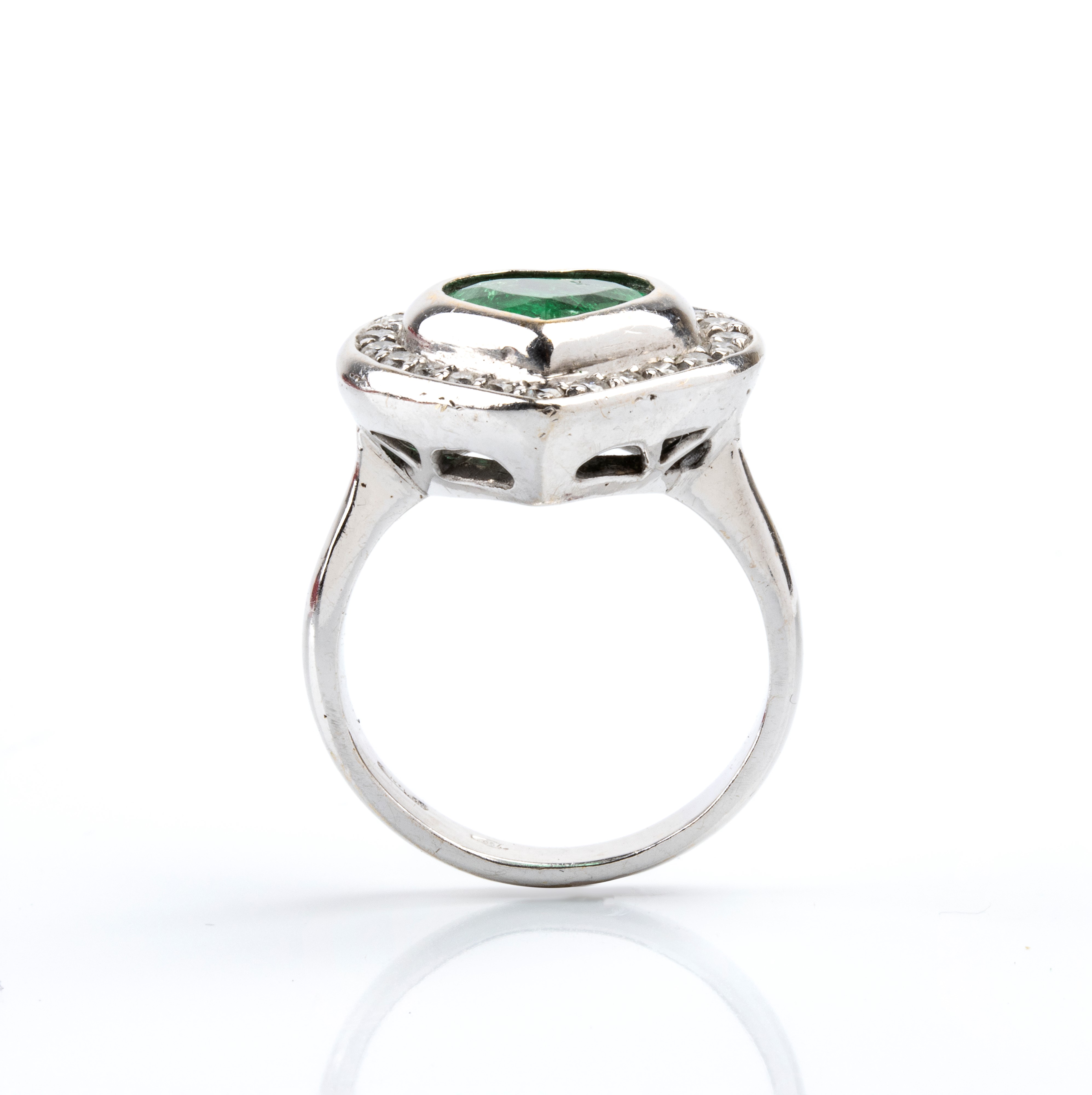 Anello, oro bianco 18k con smeraldo a cuore e diamanti