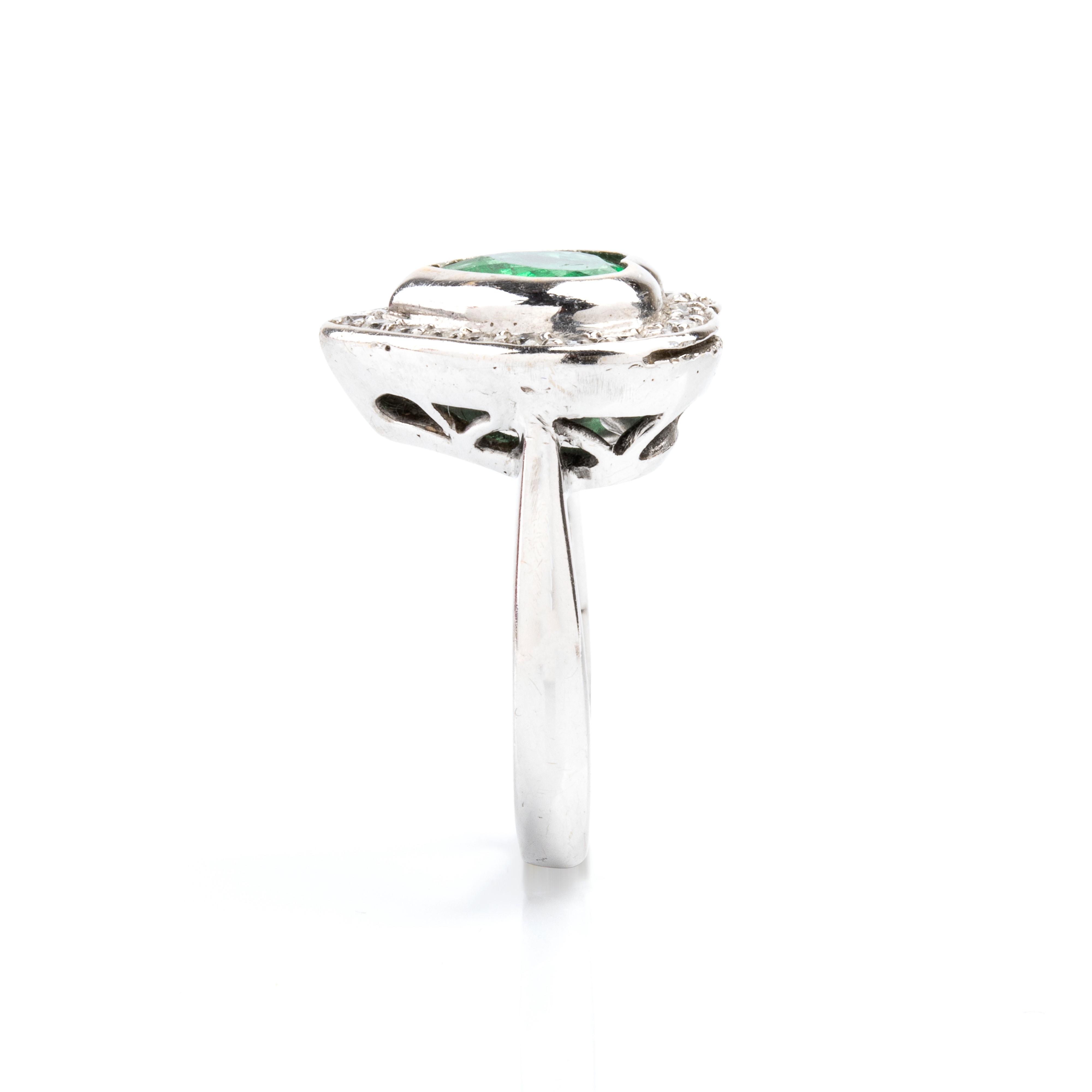 Anello, oro bianco 18k con smeraldo a cuore e diamanti