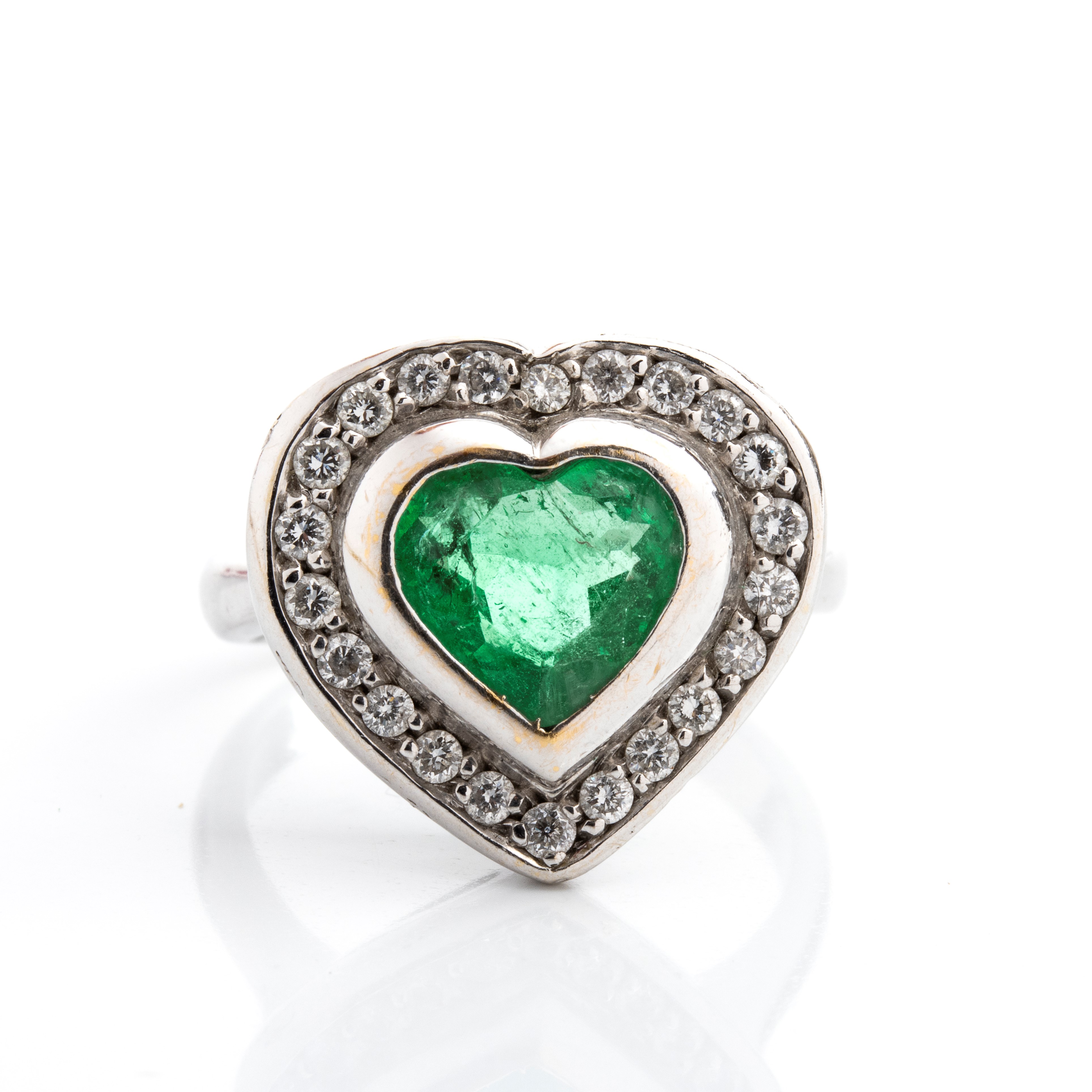 Anello, oro bianco 18k con smeraldo a cuore e diamanti