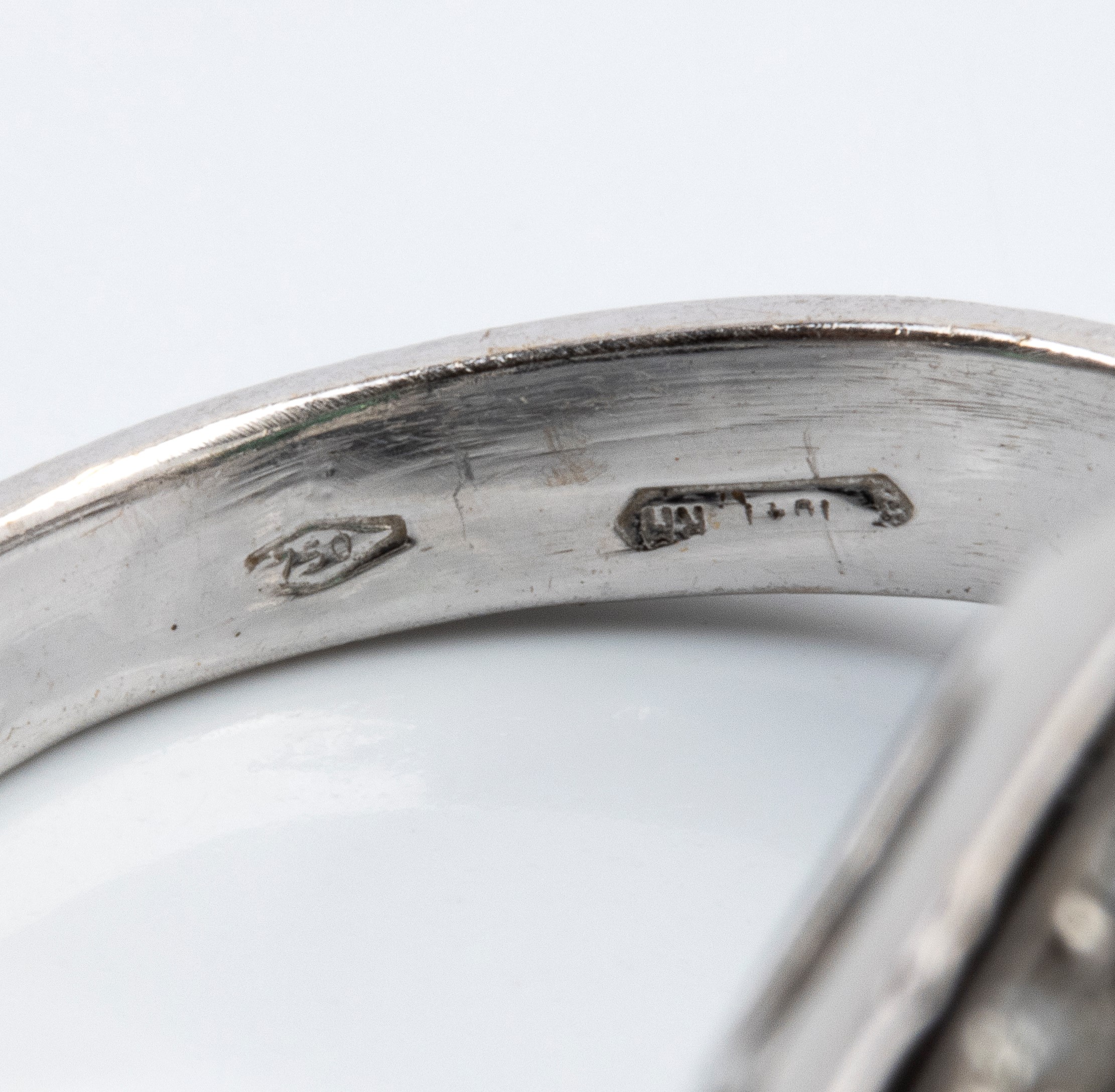 Anello, oro bianco 18k con smeraldo a cuore e diamanti