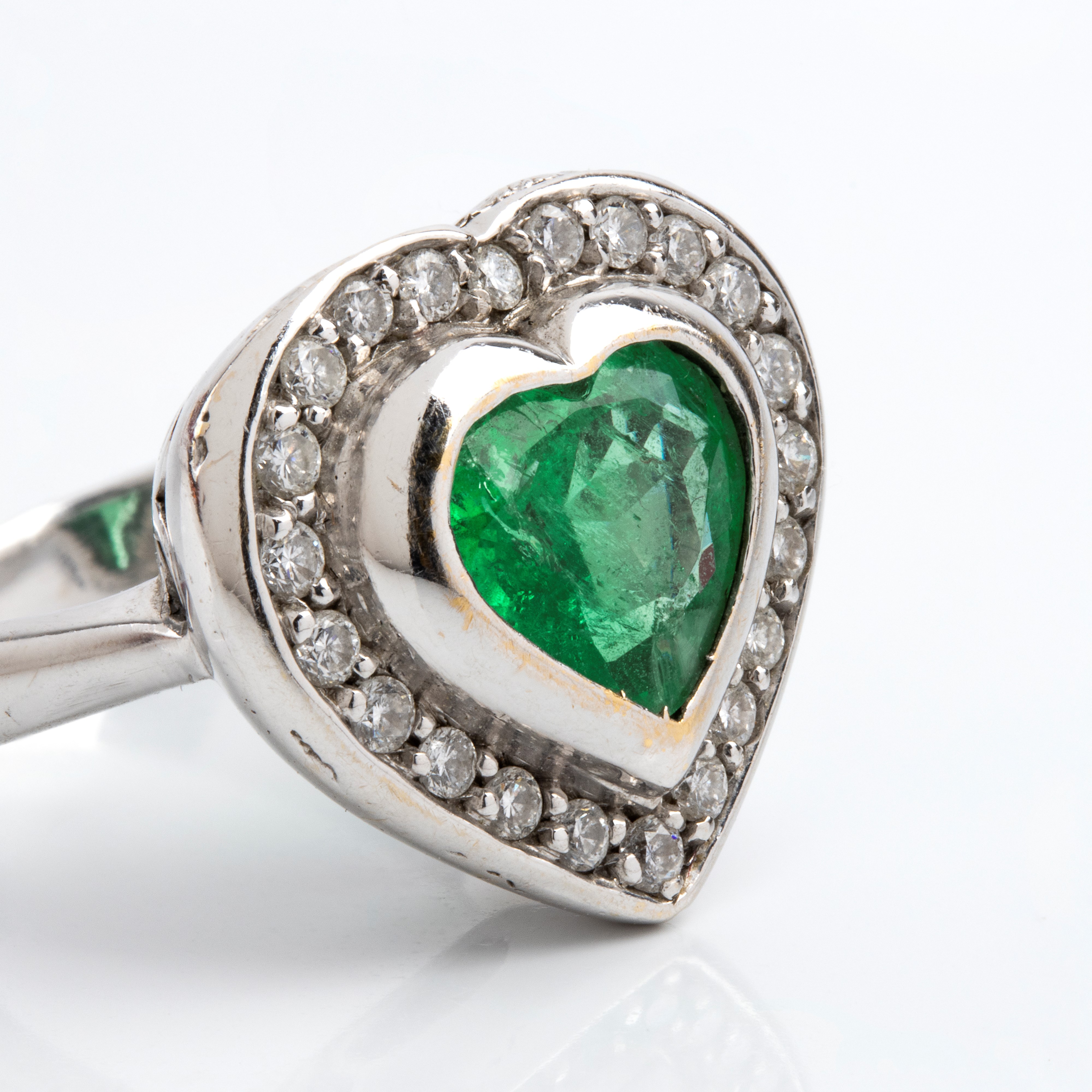 Anello, oro bianco 18k con smeraldo a cuore e diamanti