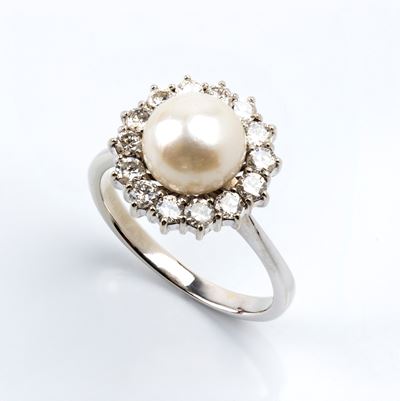 Anello in oro bianco con perla coltivata d’acqua salata e diamanti