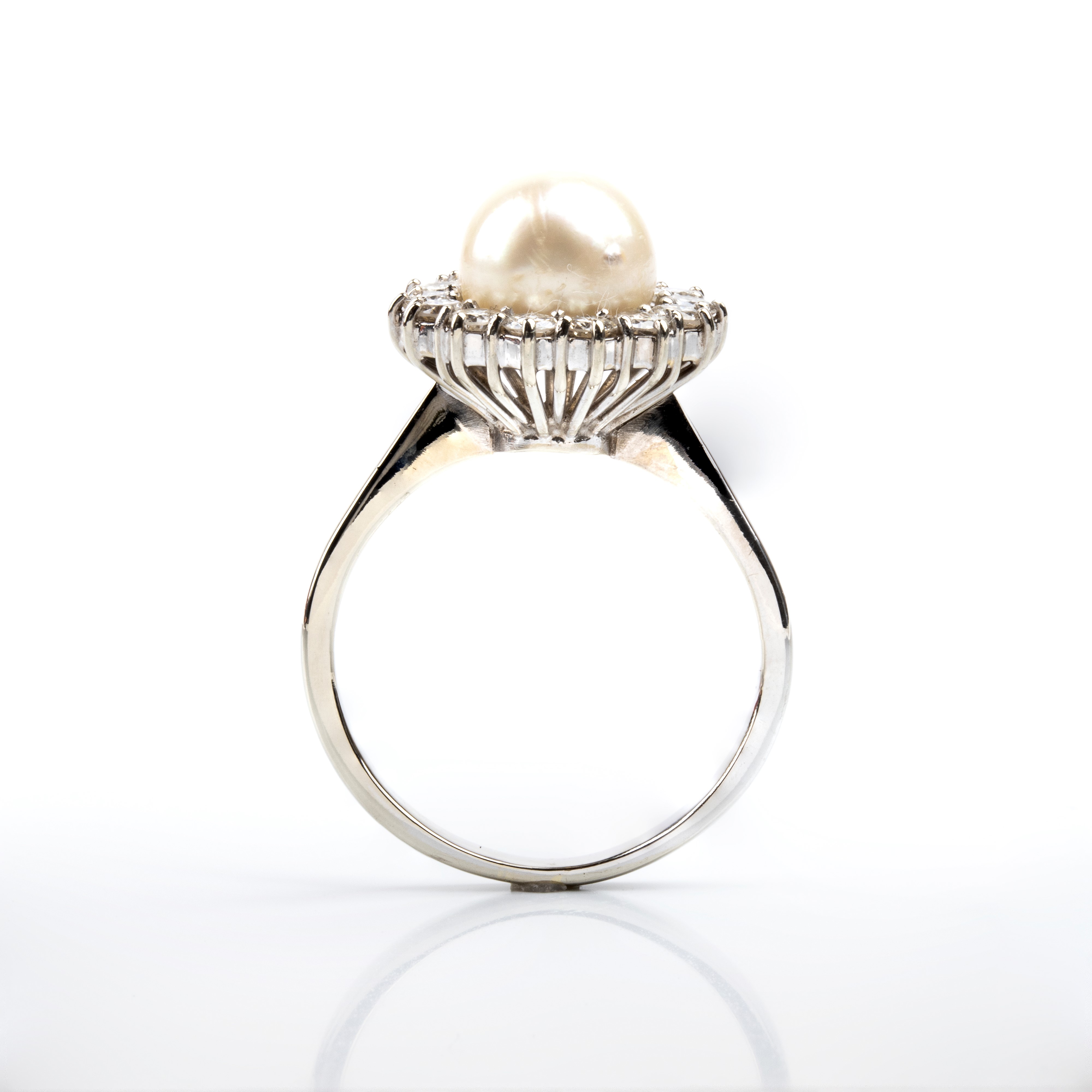 Anello in oro bianco con perla coltivata d’acqua salata e diamanti