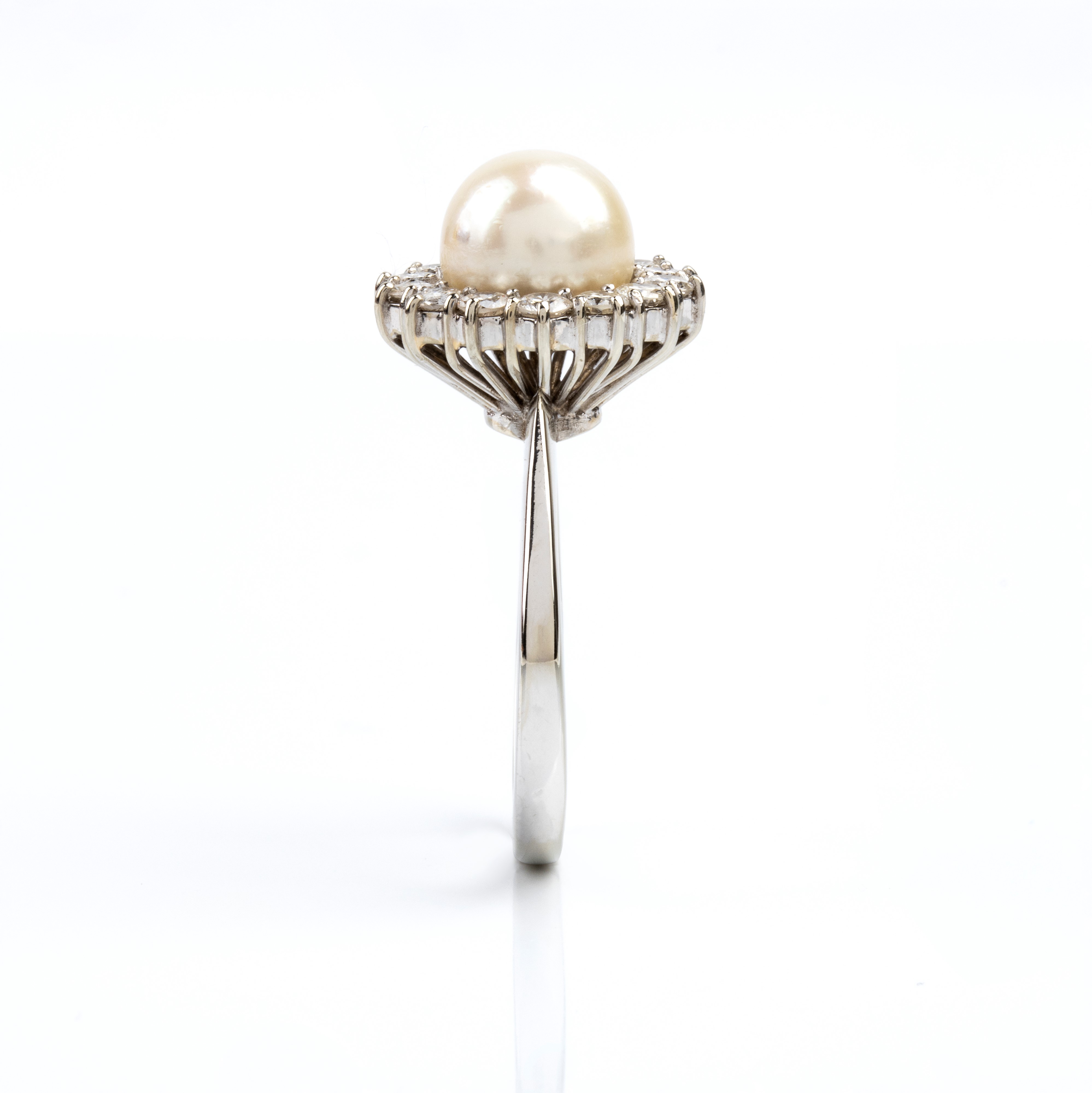 Anello in oro bianco con perla coltivata d’acqua salata e diamanti