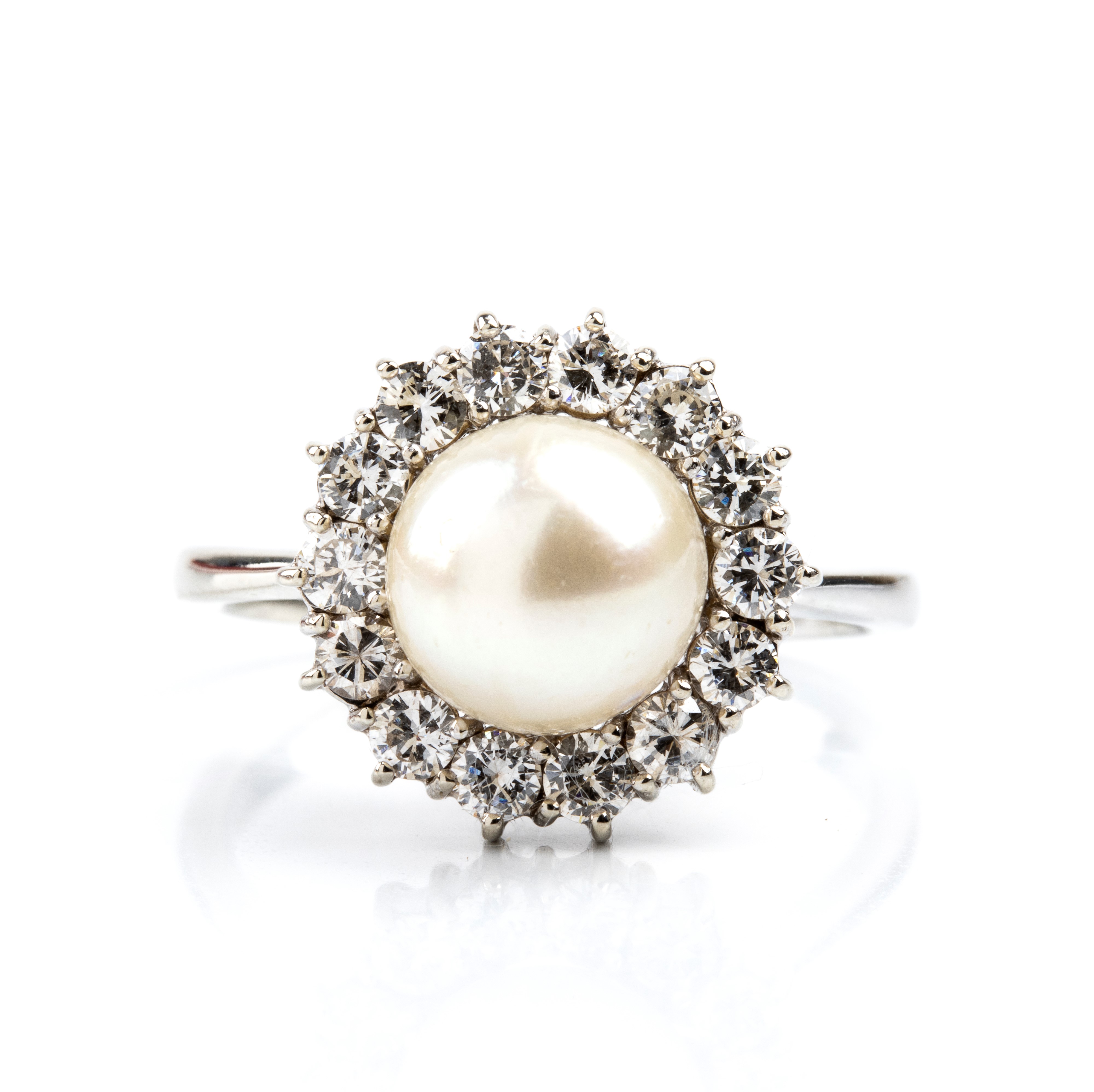 Anello in oro bianco con perla coltivata d’acqua salata e diamanti