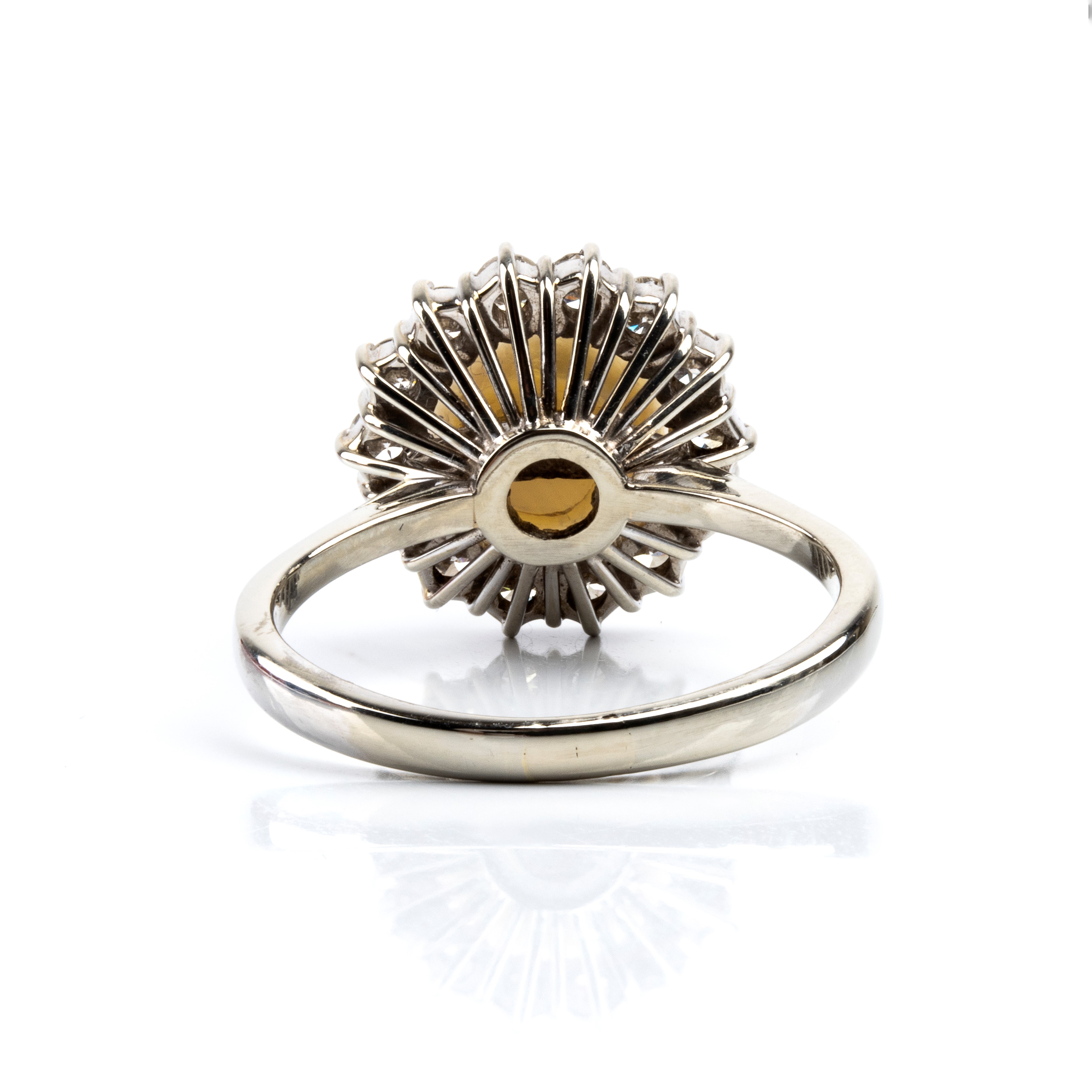 Anello in oro bianco con perla coltivata d’acqua salata e diamanti