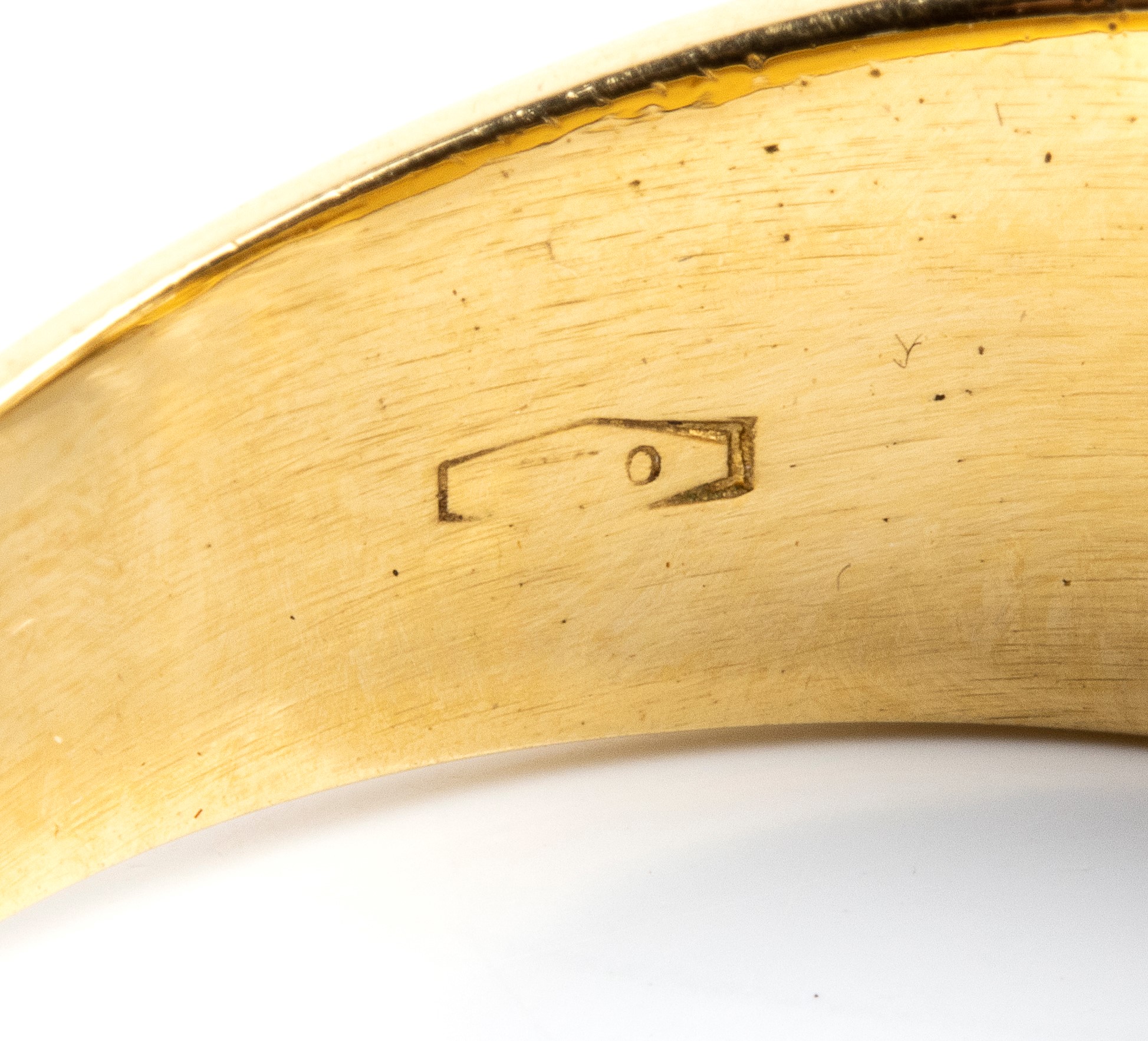 Anello a fascia in oro giallo 18k con pavé di diamanti