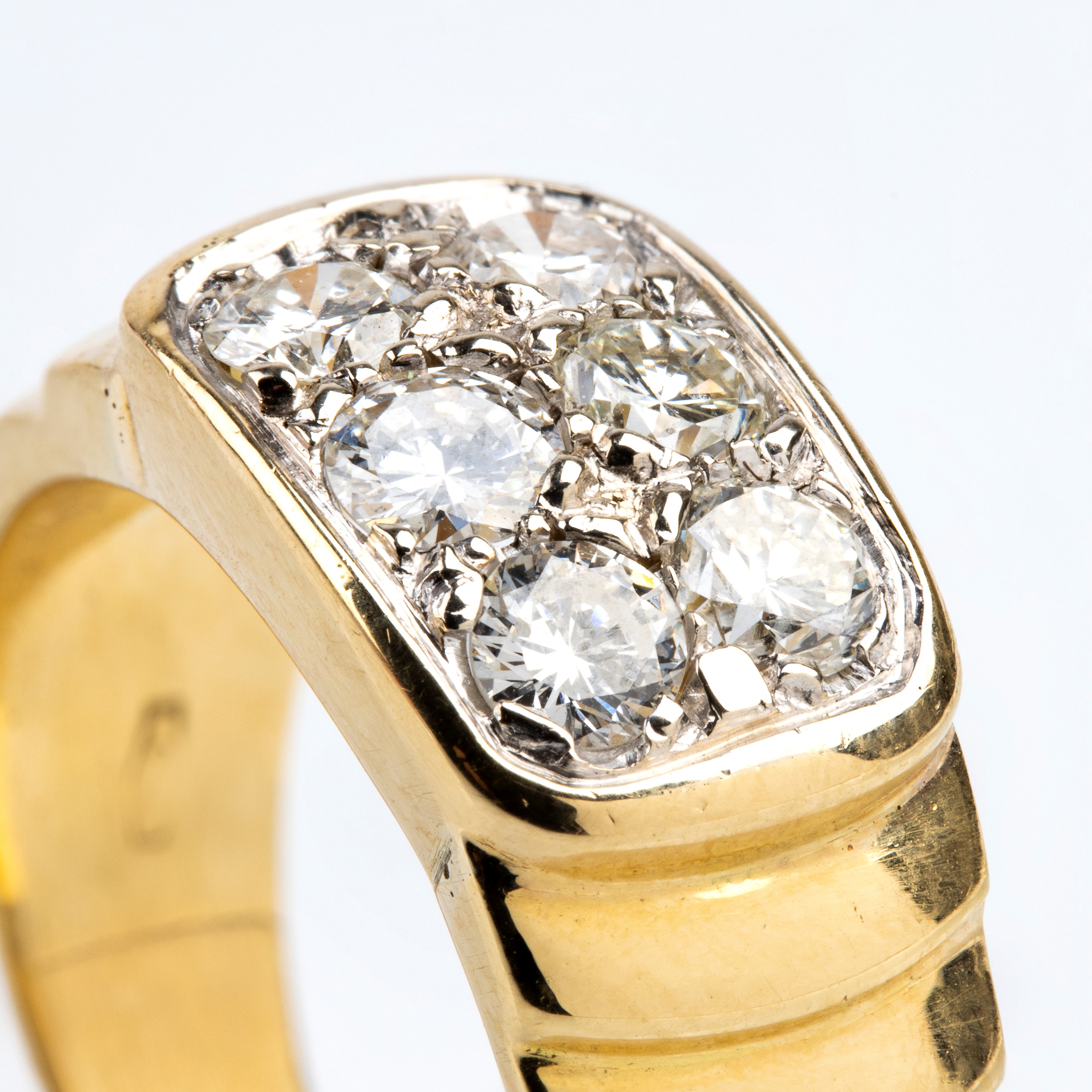 Anello a fascia in oro giallo 18k con pavé di diamanti