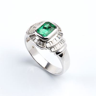 Anello in oro bianco con smeraldo ottagonale e diamanti a gradini