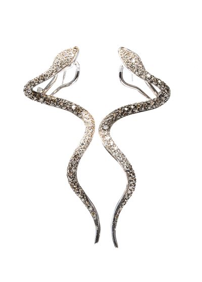 Orecchini a forma di serpente, oro bianco 18k e diamanti (pavé)