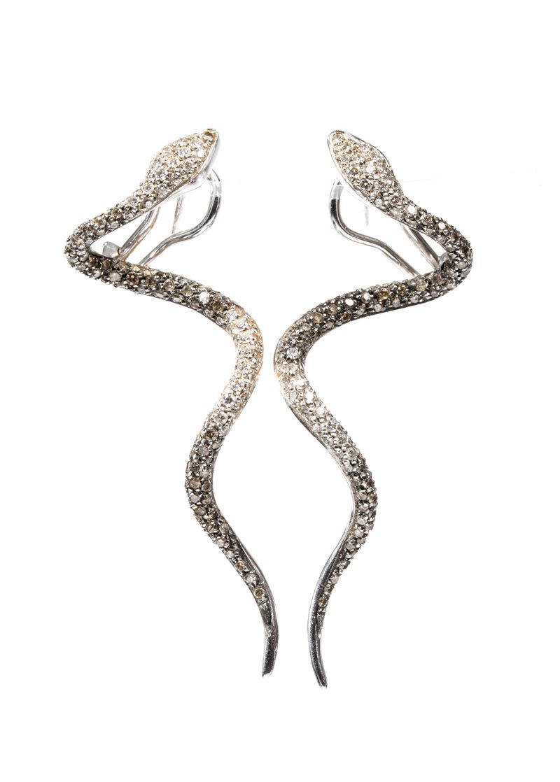Orecchini a forma di serpente, oro bianco 18k e diamanti (pavé)