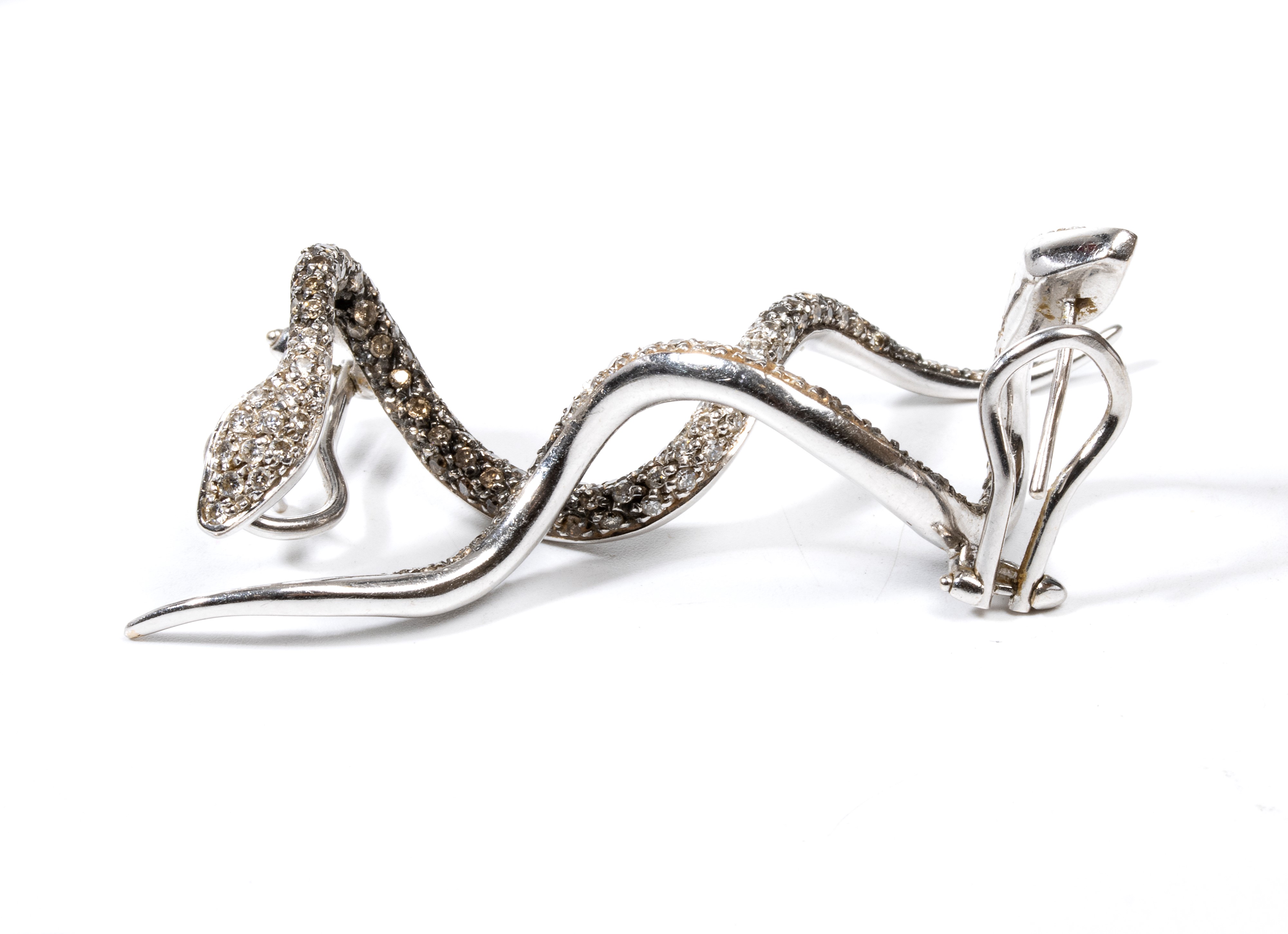 Orecchini a forma di serpente, oro bianco 18k e diamanti (pavé)
