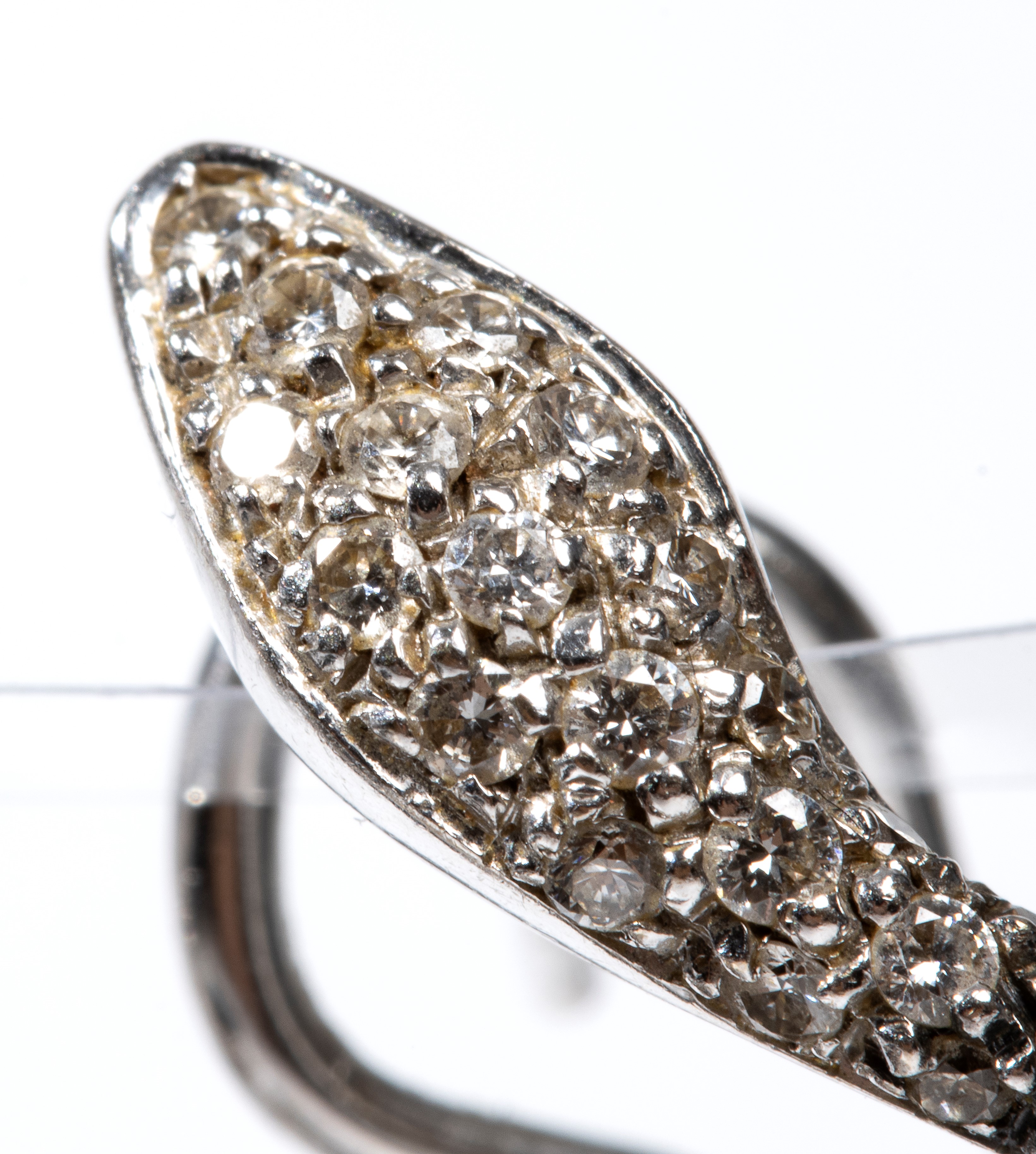 Orecchini a forma di serpente, oro bianco 18k e diamanti (pavé)