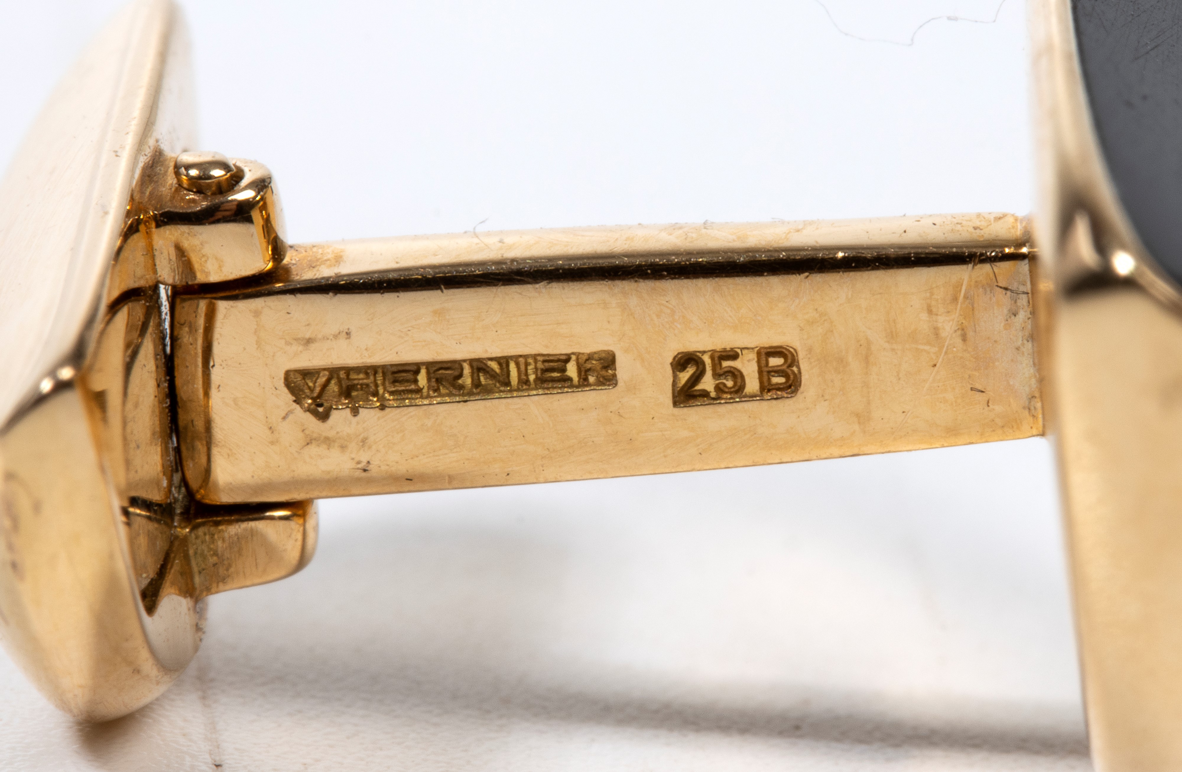 Vhernier - Gemelli in oro giallo 18k con diaspro nero
