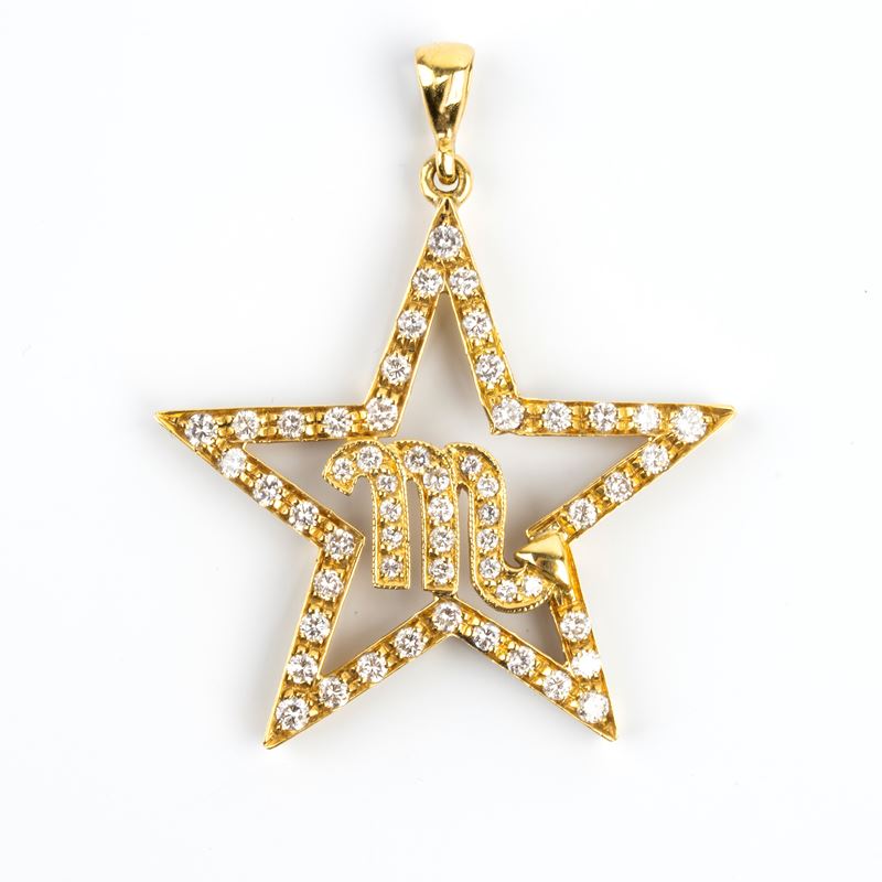 Pendente in oro giallo 18k a stella con simbolo zodiacale dello Scorpione in diamanti