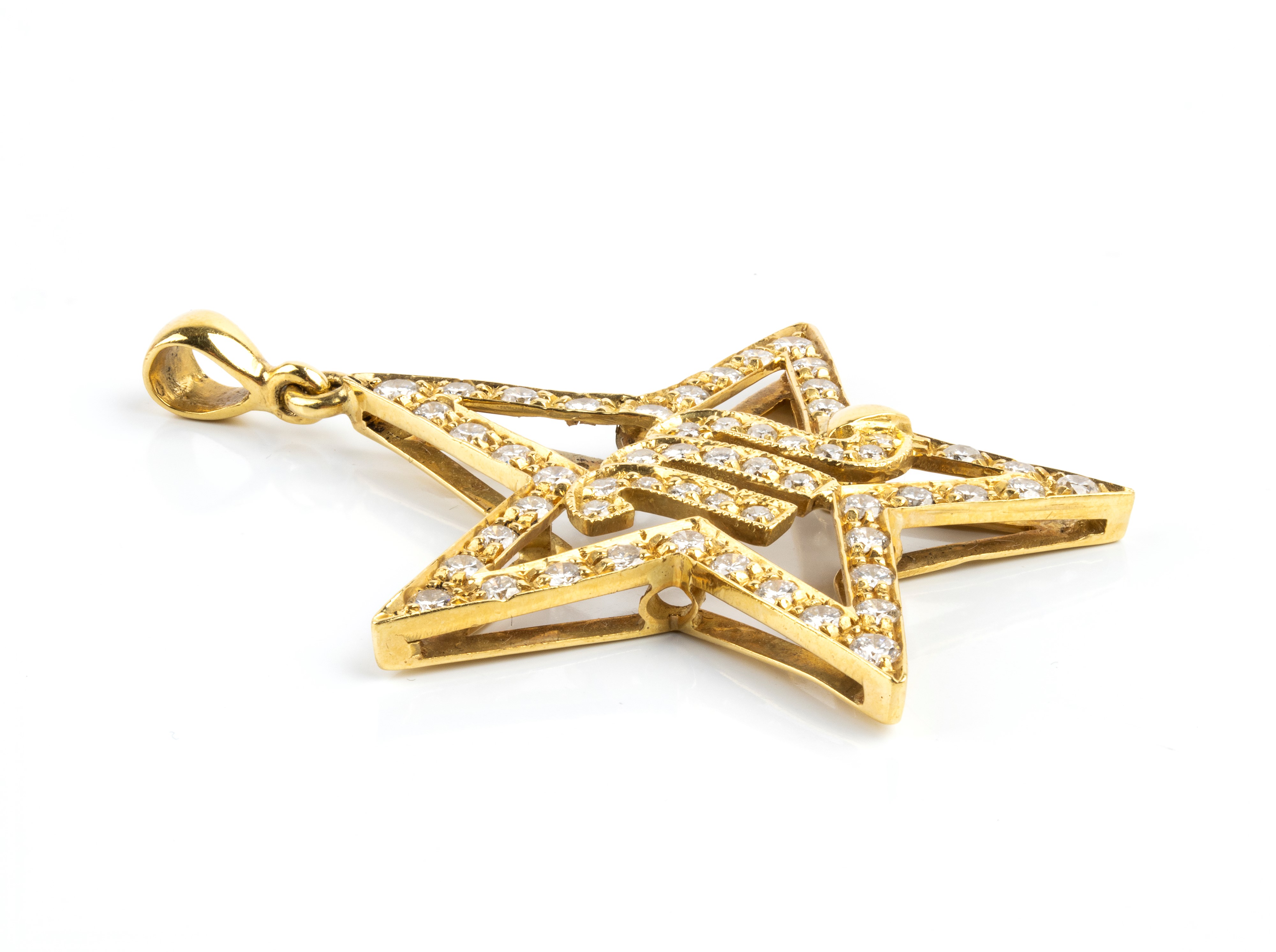 Pendente in oro giallo 18k a stella con simbolo zodiacale dello Scorpione in diamanti